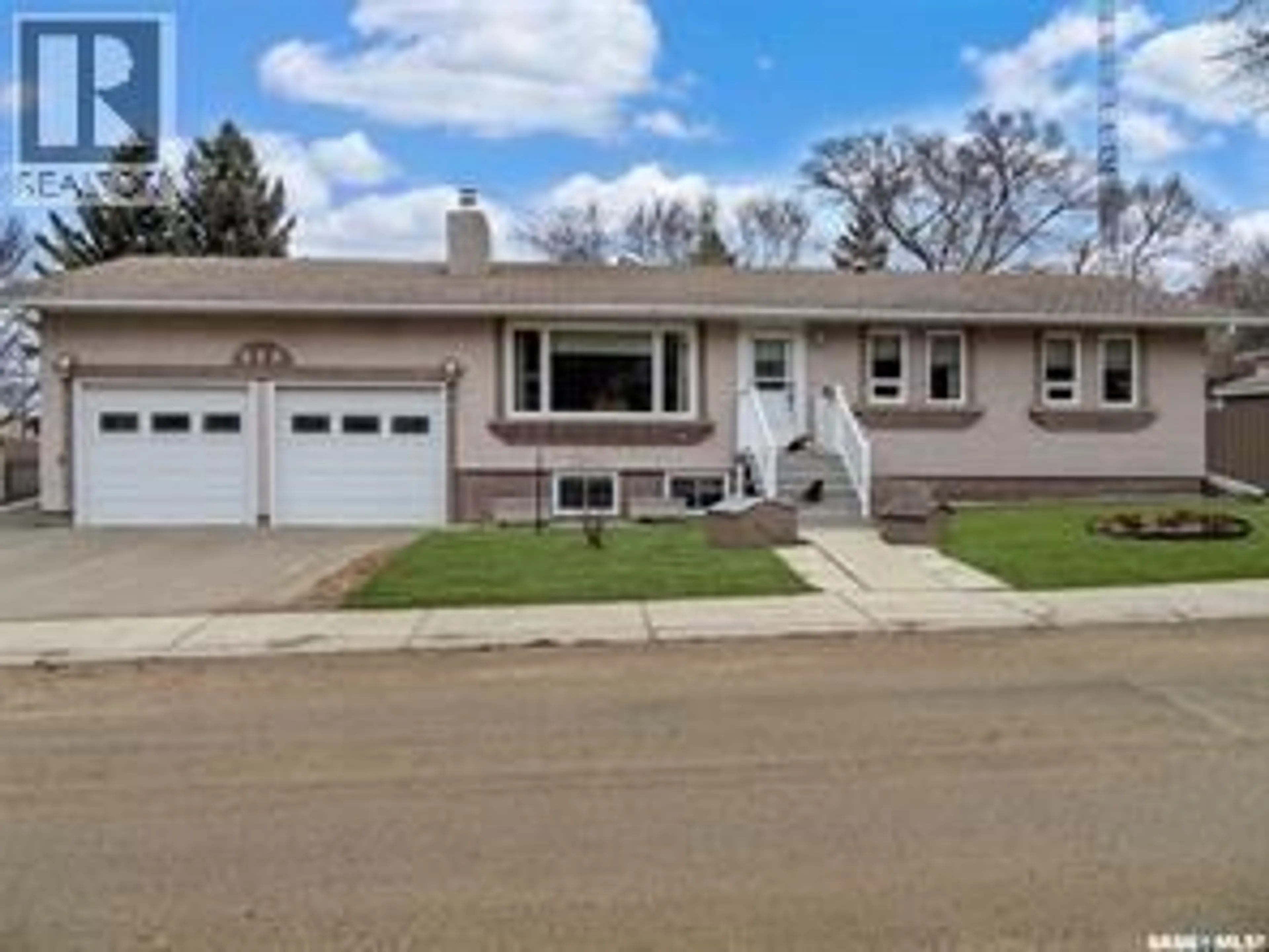 Home with vinyl exterior material, street for 372 HAYES DRIVE, Swift Current Saskatchewan S9H4H1