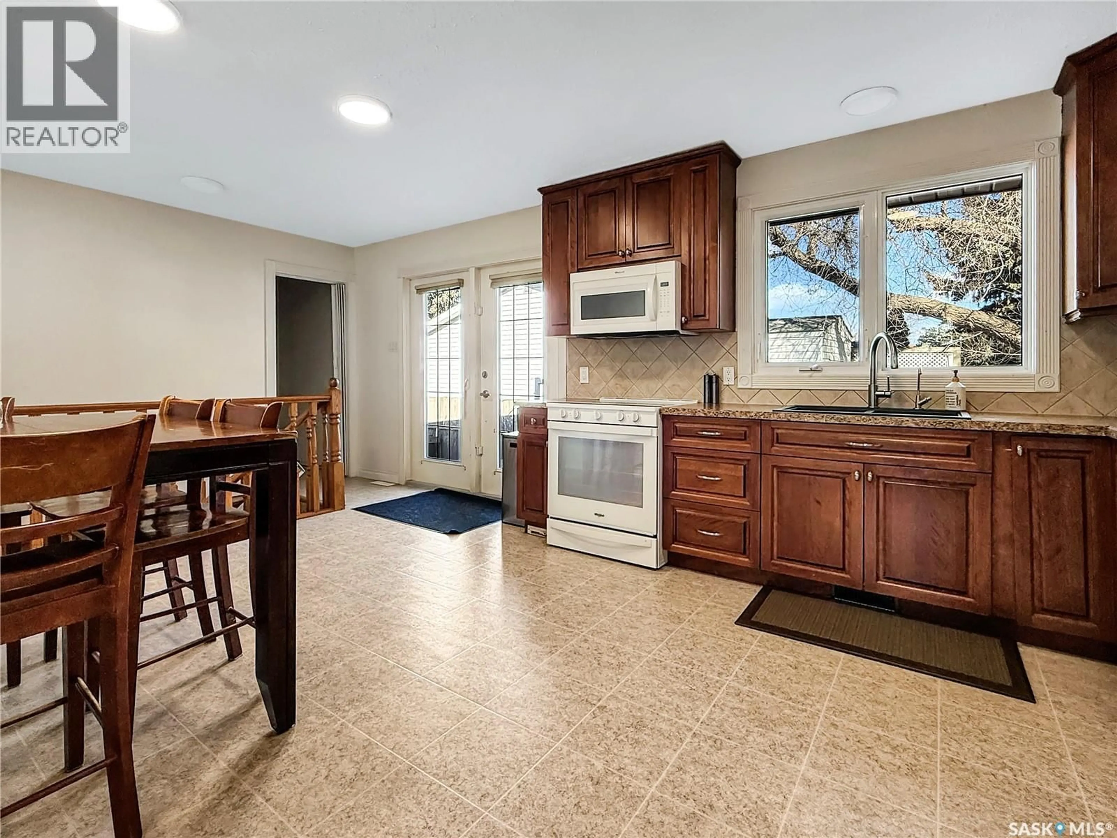 Standard kitchen, ceramic/tile floor for 372 HAYES DRIVE, Swift Current Saskatchewan S9H4H1