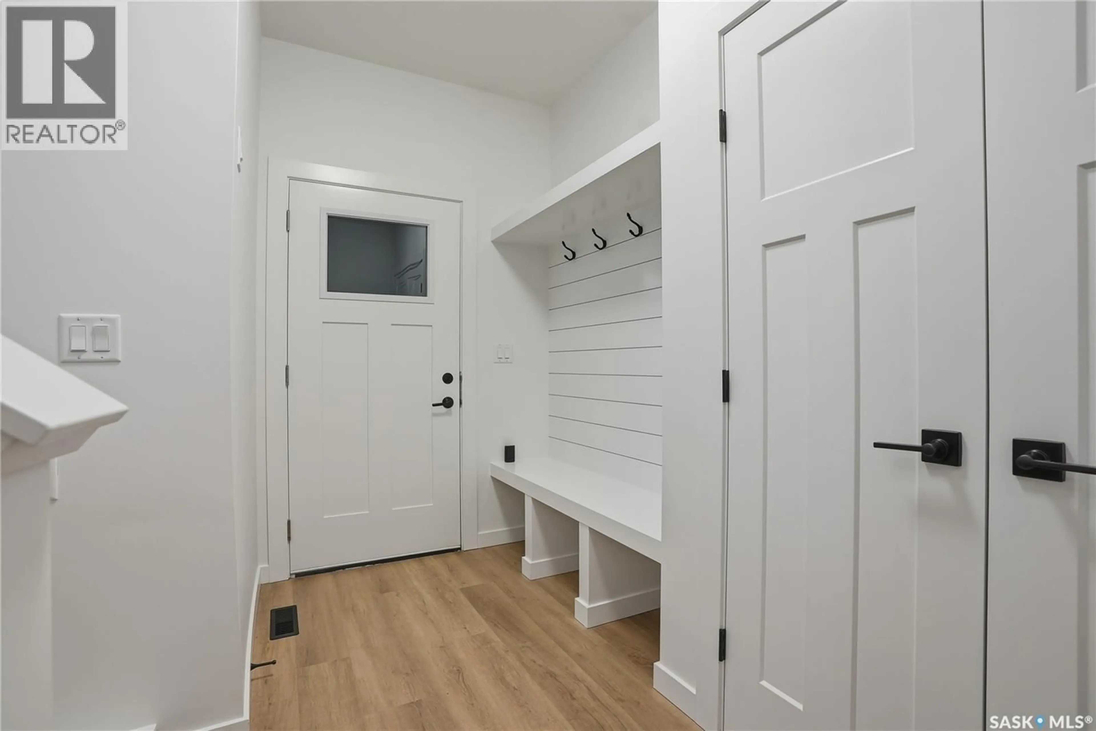 Indoor entryway for 450 NAZARALI MANOR, Saskatoon Saskatchewan S7V1X4