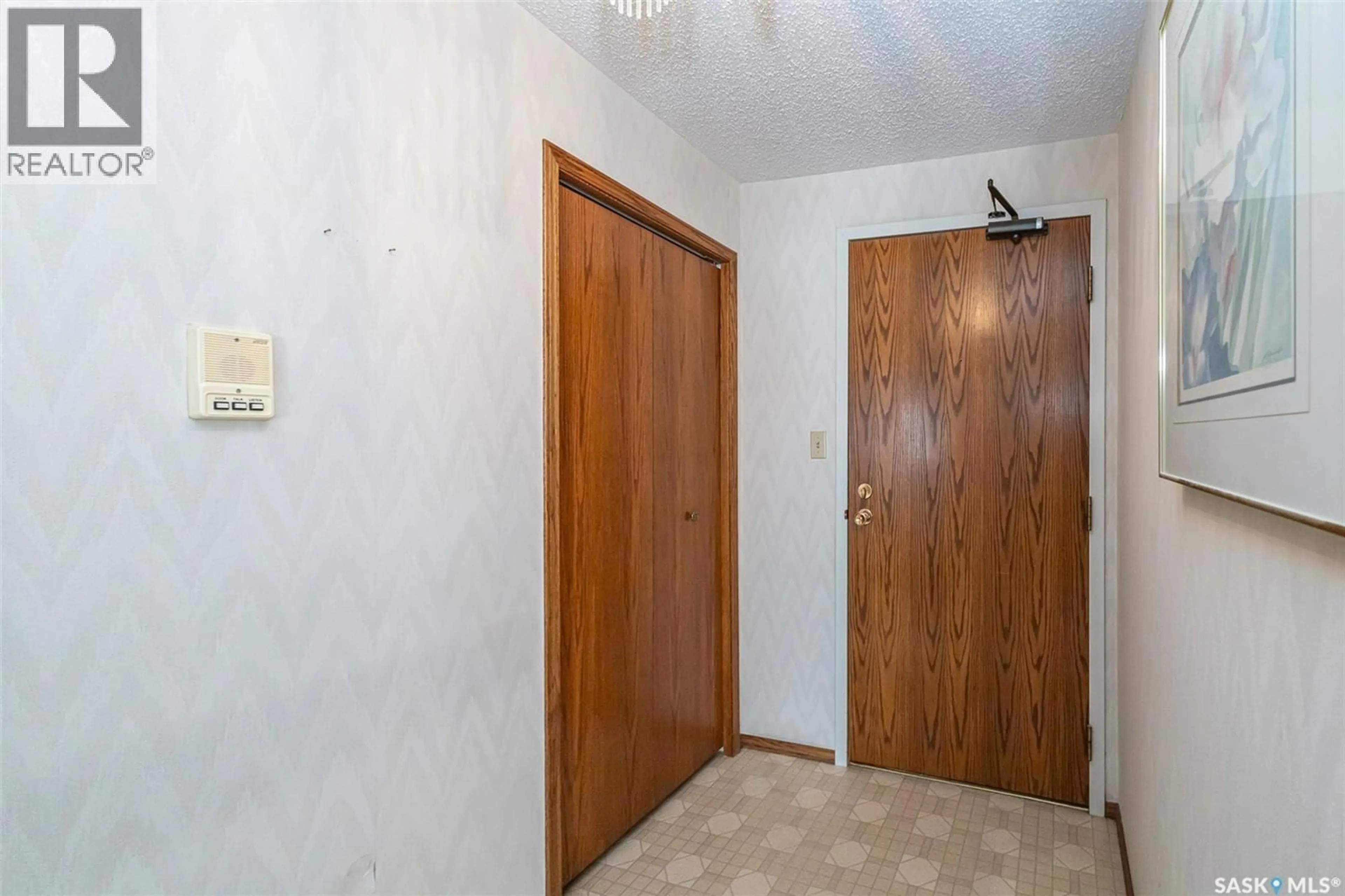 Indoor foyer for N - 202 520 3RD AVENUE, Saskatoon Saskatchewan S7K2J7