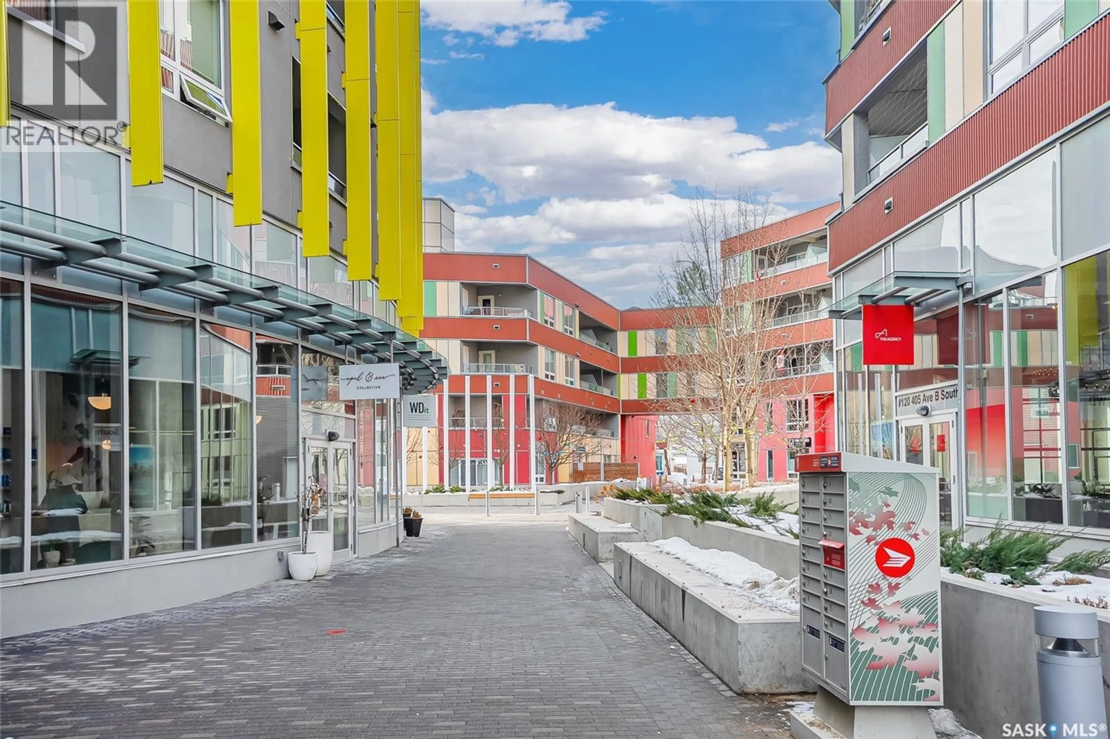 Patio, street for S - 325 404 C AVENUE, Saskatoon Saskatchewan S7M5B9