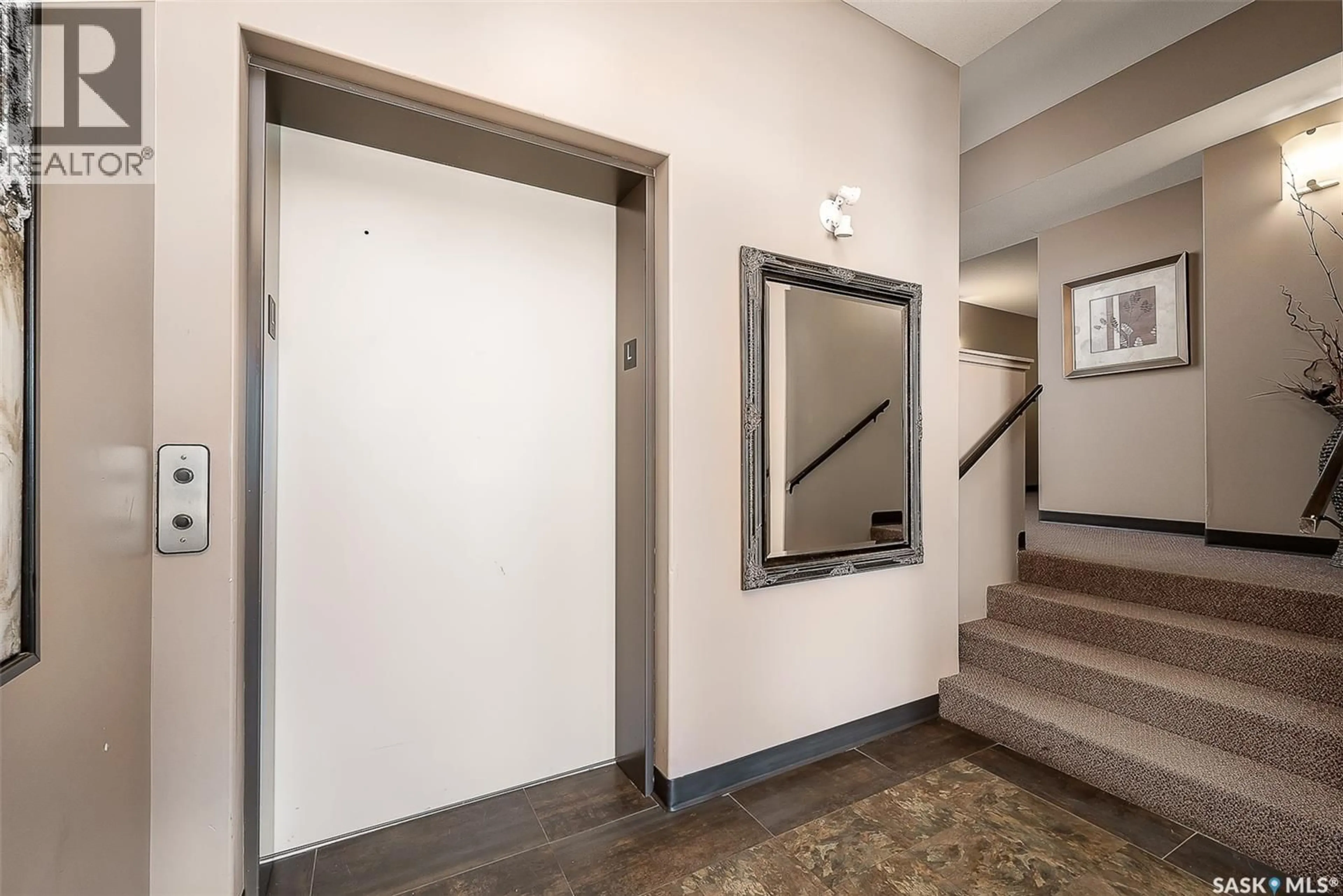 Indoor foyer for 830A - 102 CHESTER ROAD, Moose Jaw Saskatchewan S6J0A6