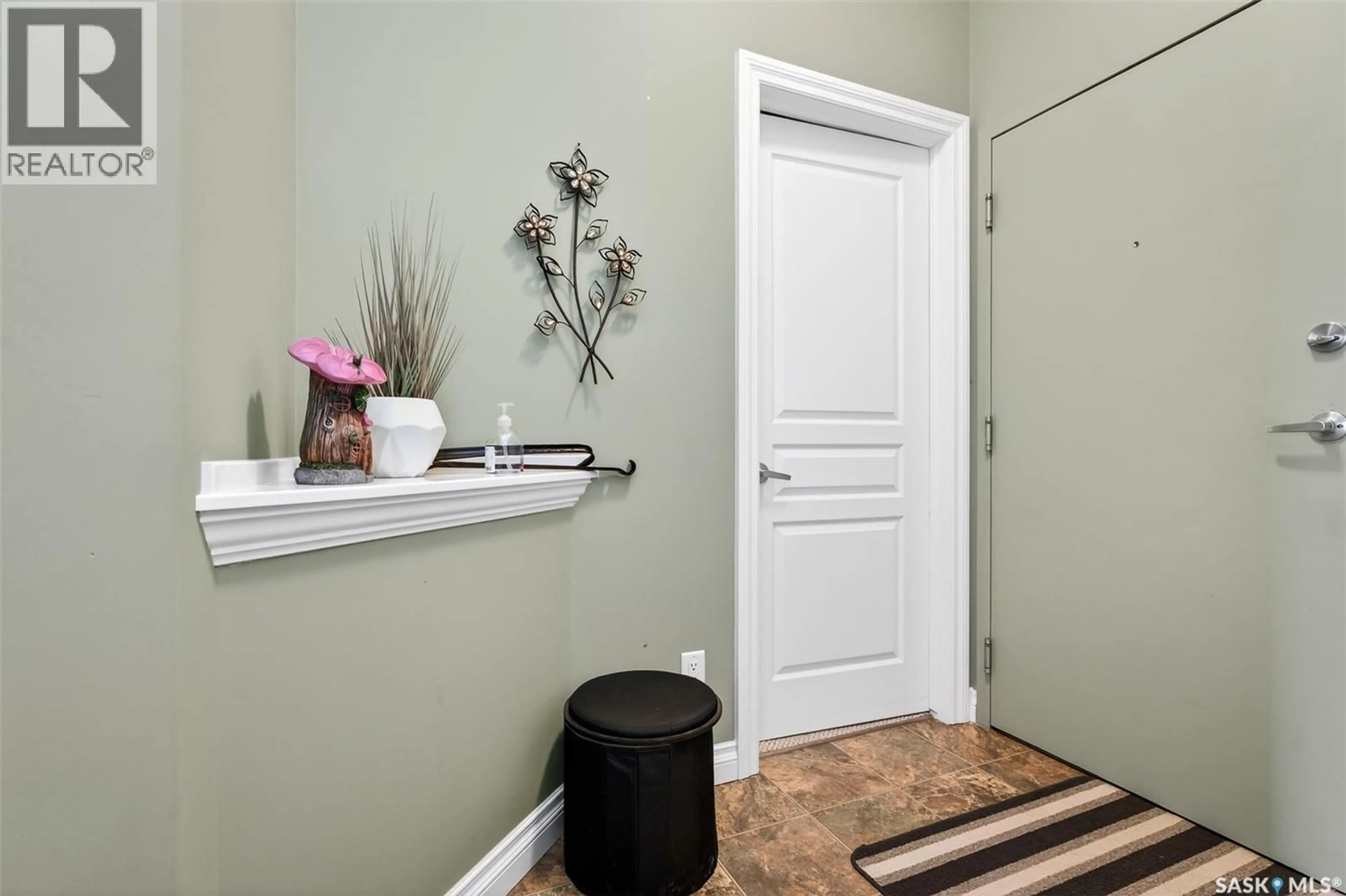 Indoor entryway for 830A - 102 CHESTER ROAD, Moose Jaw Saskatchewan S6J0A6