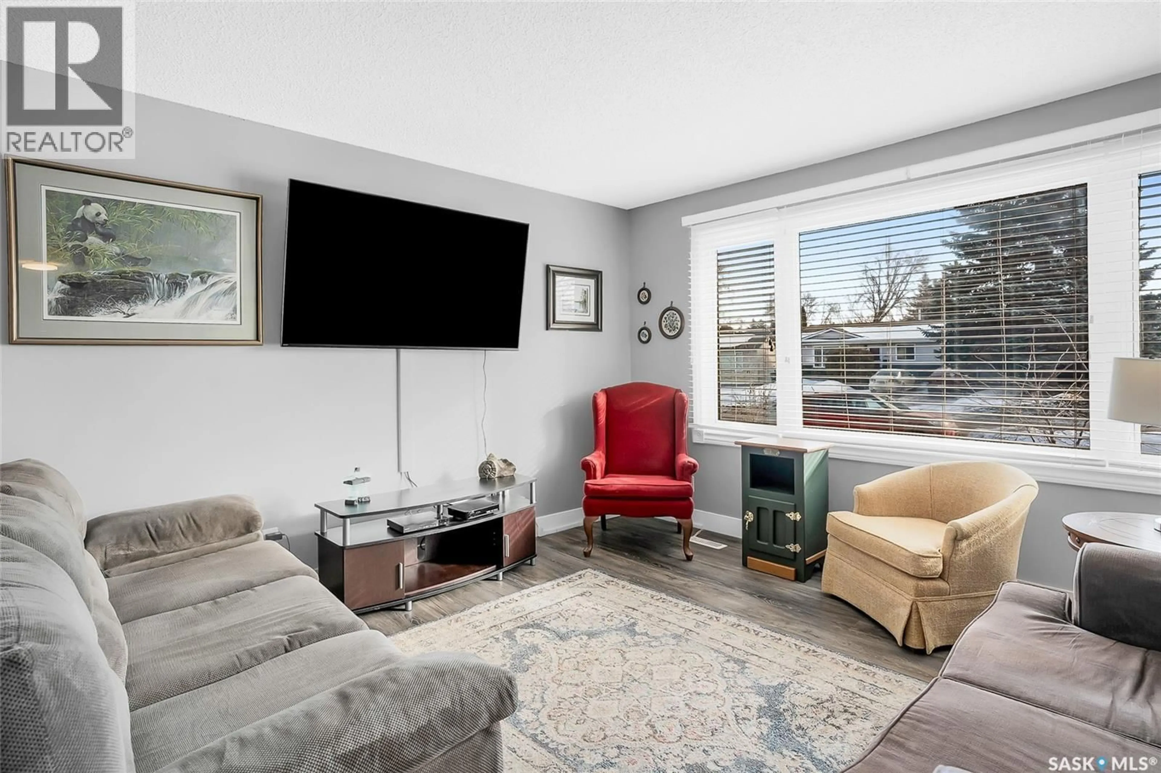 Living room with furniture, unknown for 3438 CENTENNIAL DRIVE, Saskatoon Saskatchewan S7L5C2