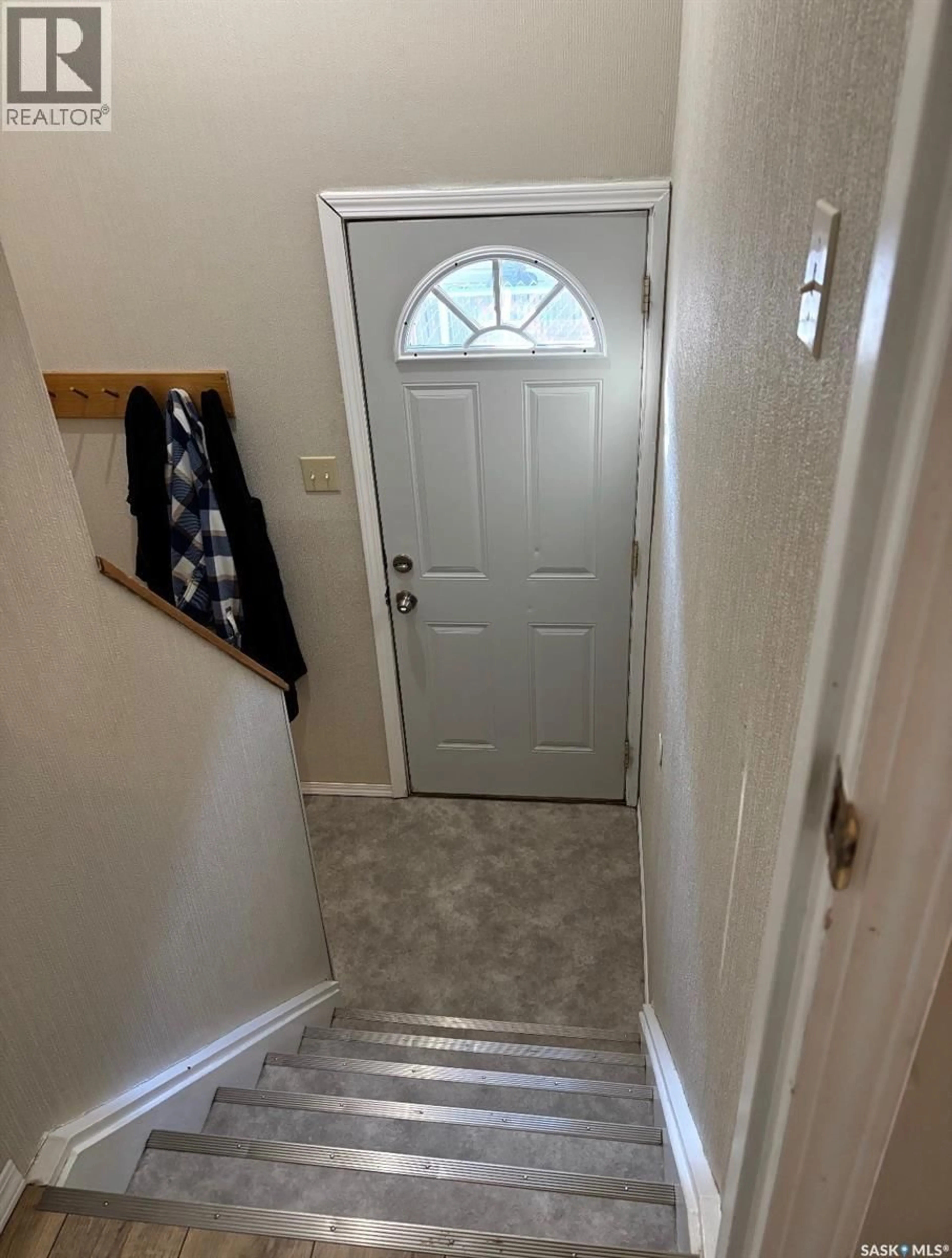 Indoor entryway for 19 HUNT CRESCENT, Regina Saskatchewan S4N5K7