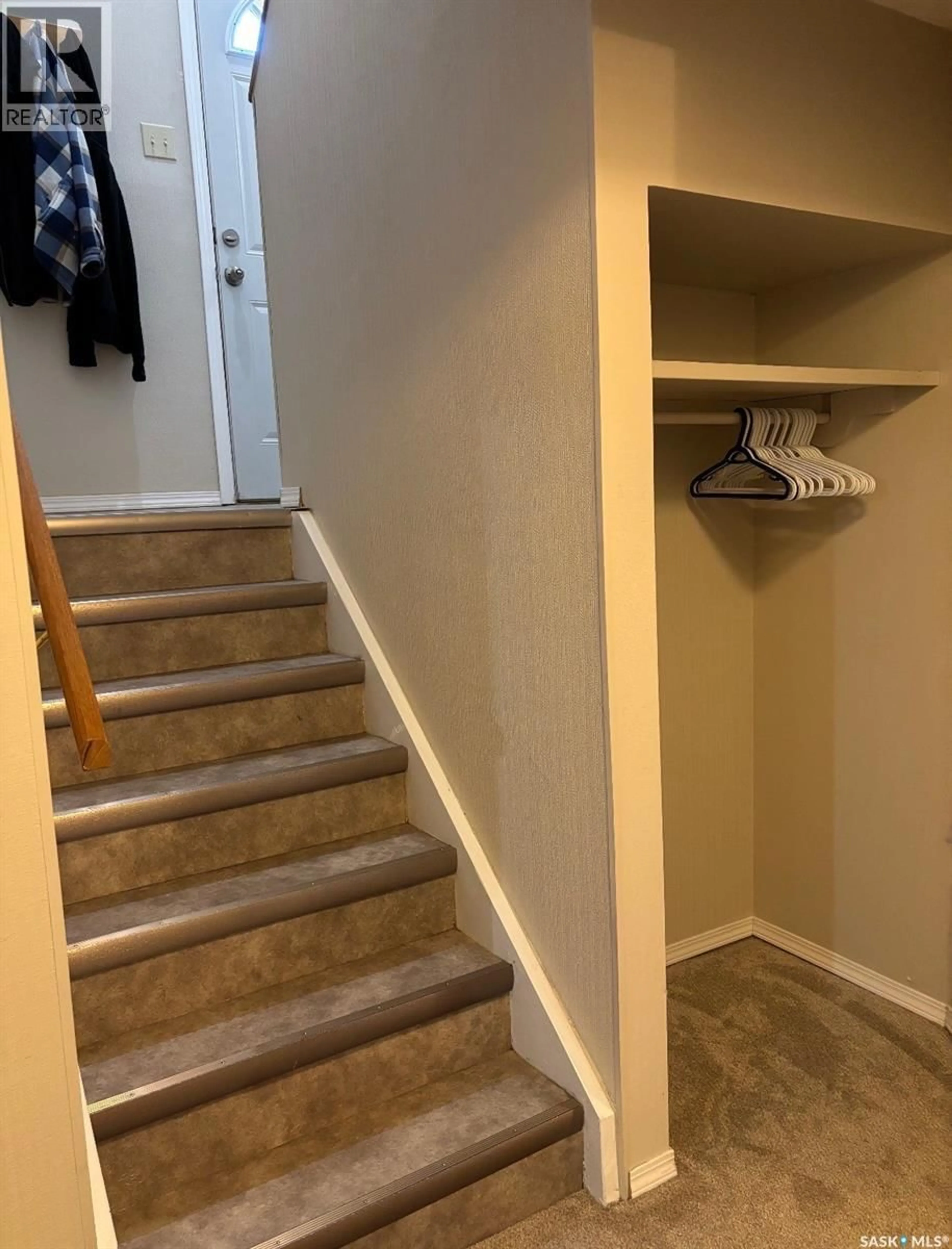 Indoor entryway for 19 HUNT CRESCENT, Regina Saskatchewan S4N5K7