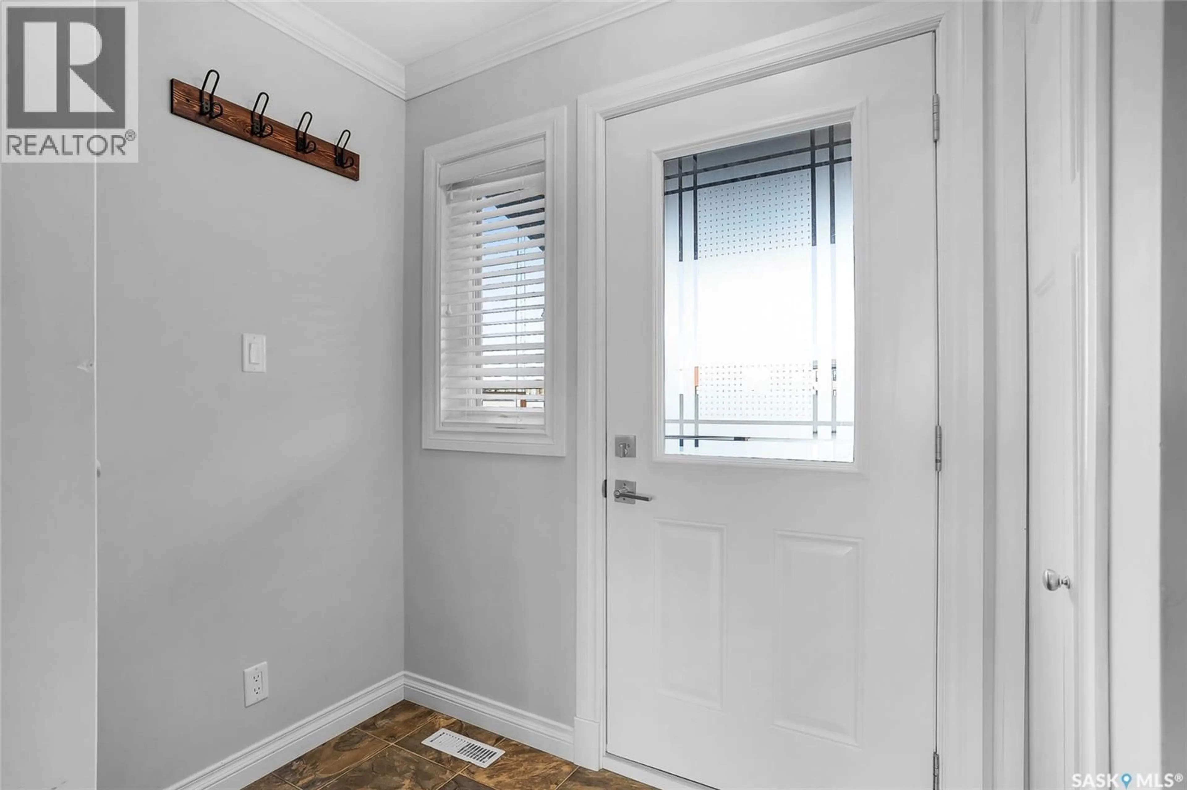 Indoor entryway for 102 - 110 MANEK ROAD, Saskatoon Saskatchewan S7W0V2