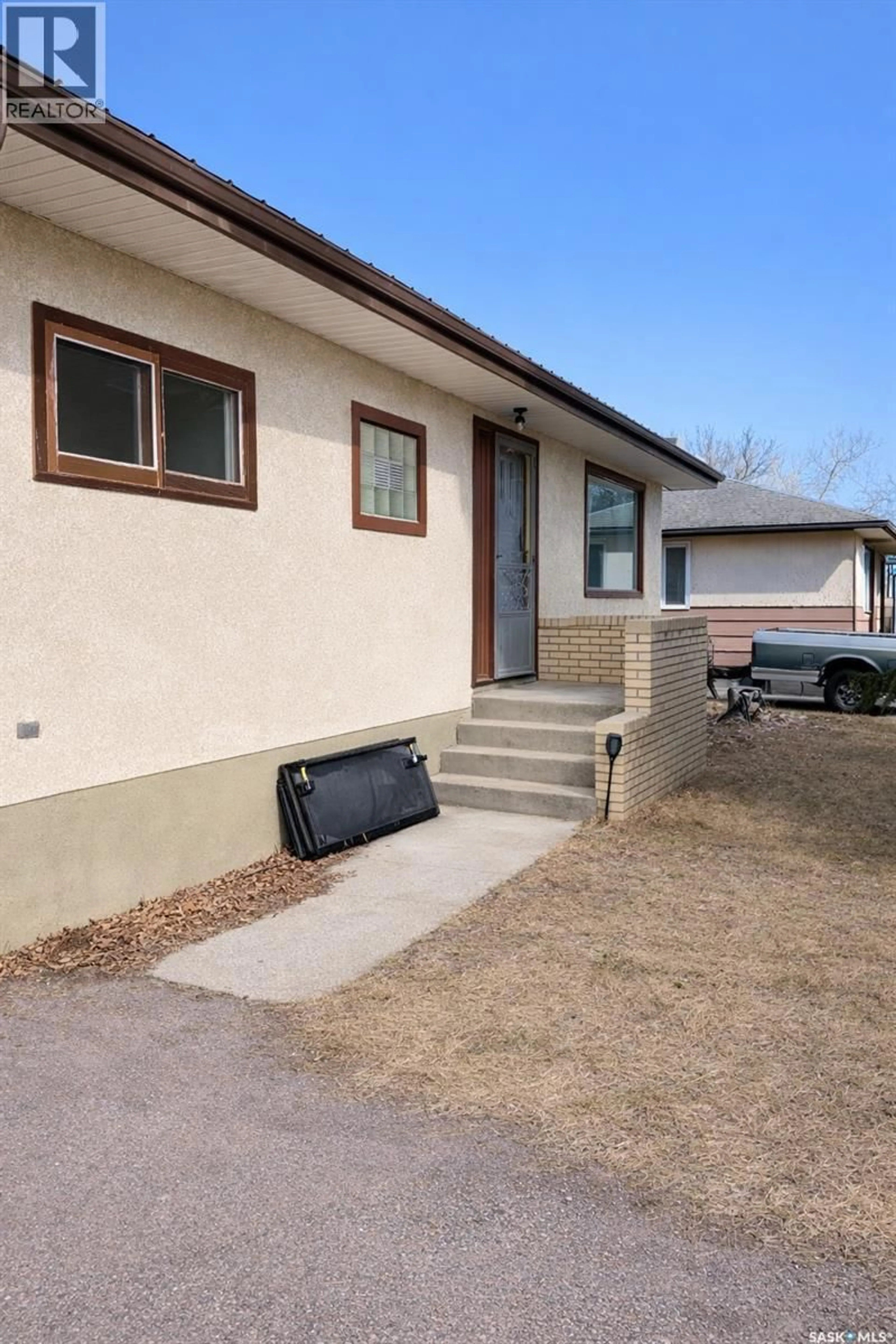 Home with vinyl exterior material, street for 6366 QUEENS AVENUE, Gull Lake Saskatchewan S0N1A0