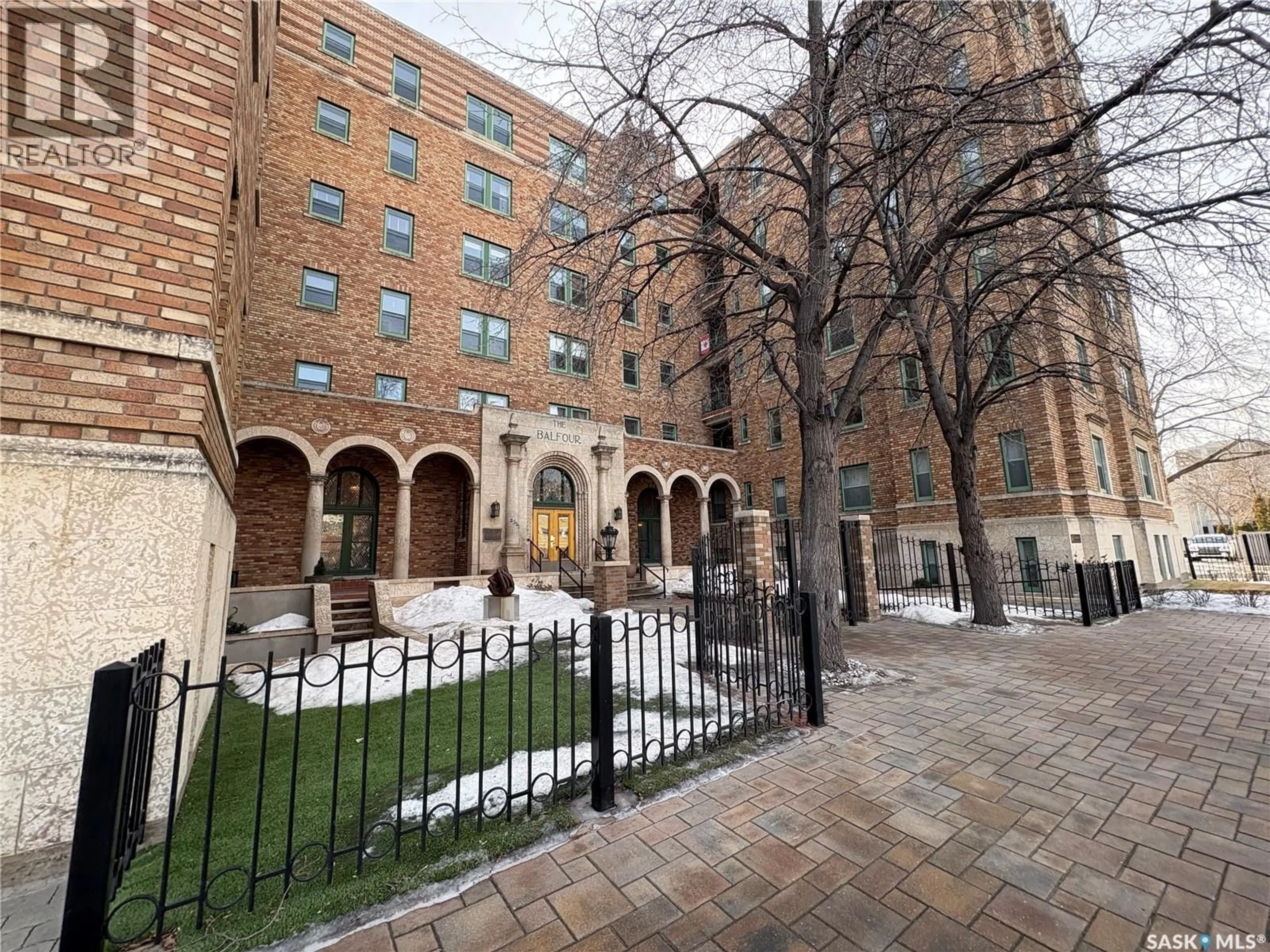 Patio, street for 406 - 2305 VICTORIA AVENUE, Regina Saskatchewan S4P0S7