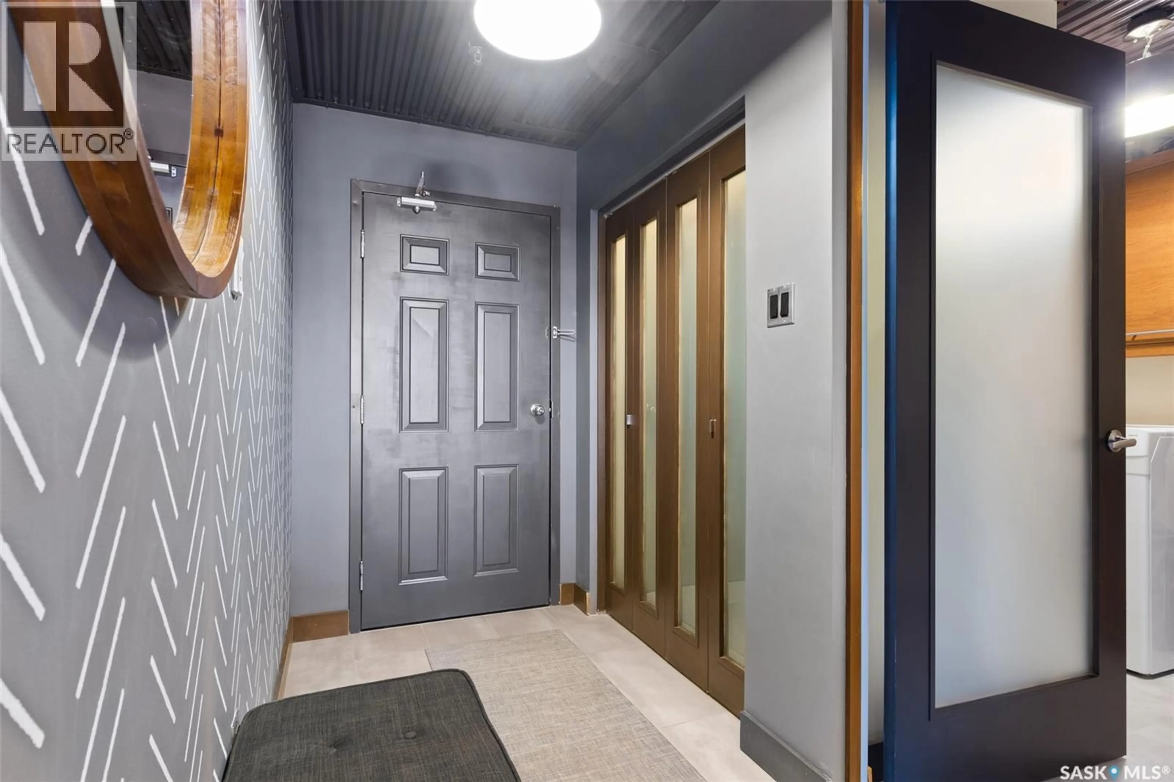 Indoor foyer for 305 - 1275 BROAD STREET, Regina Saskatchewan S4R1Y2