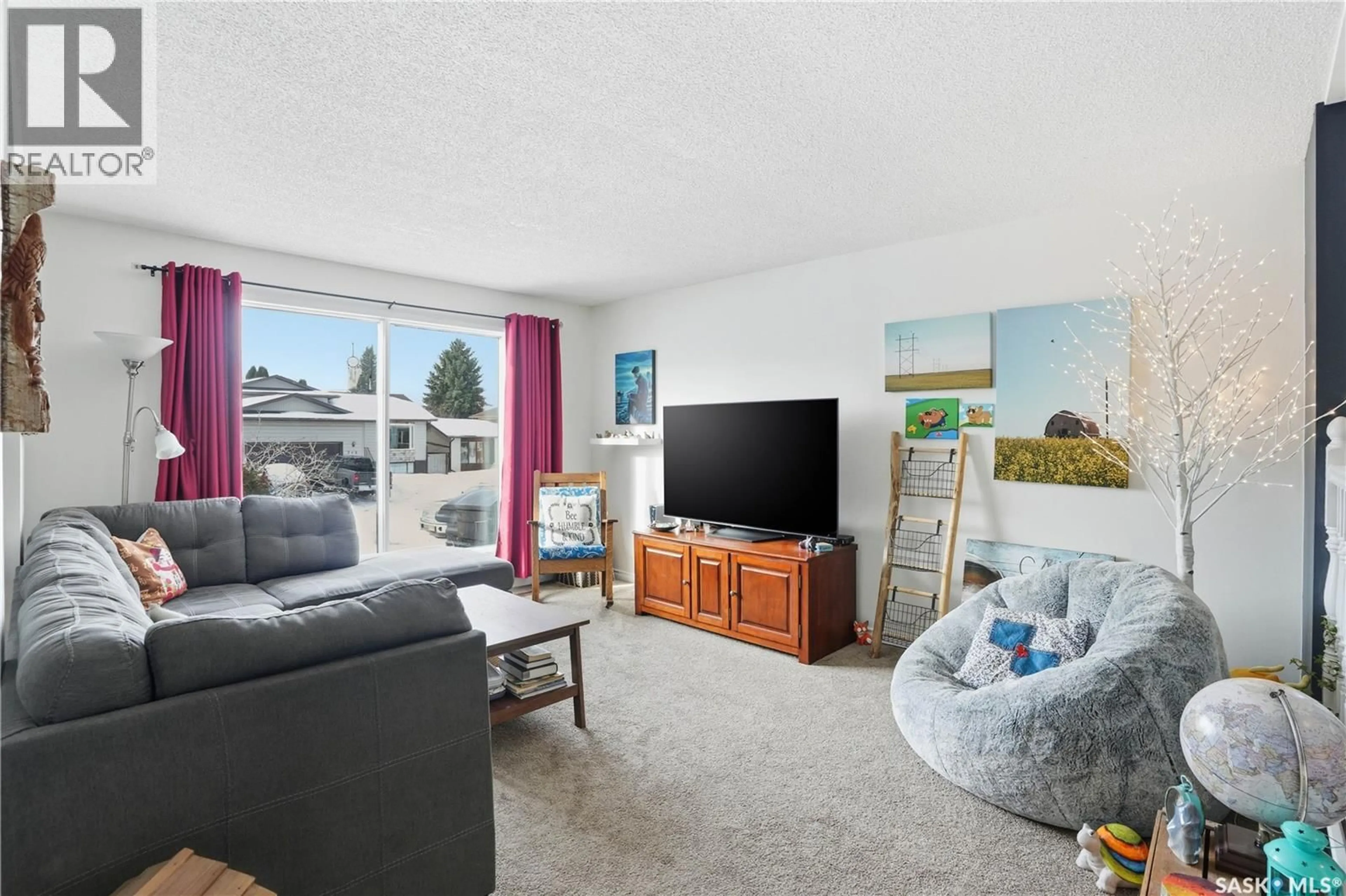 Living room with furniture, unknown for 714 WILKINSON WAY, Saskatoon Saskatchewan S7N3M2