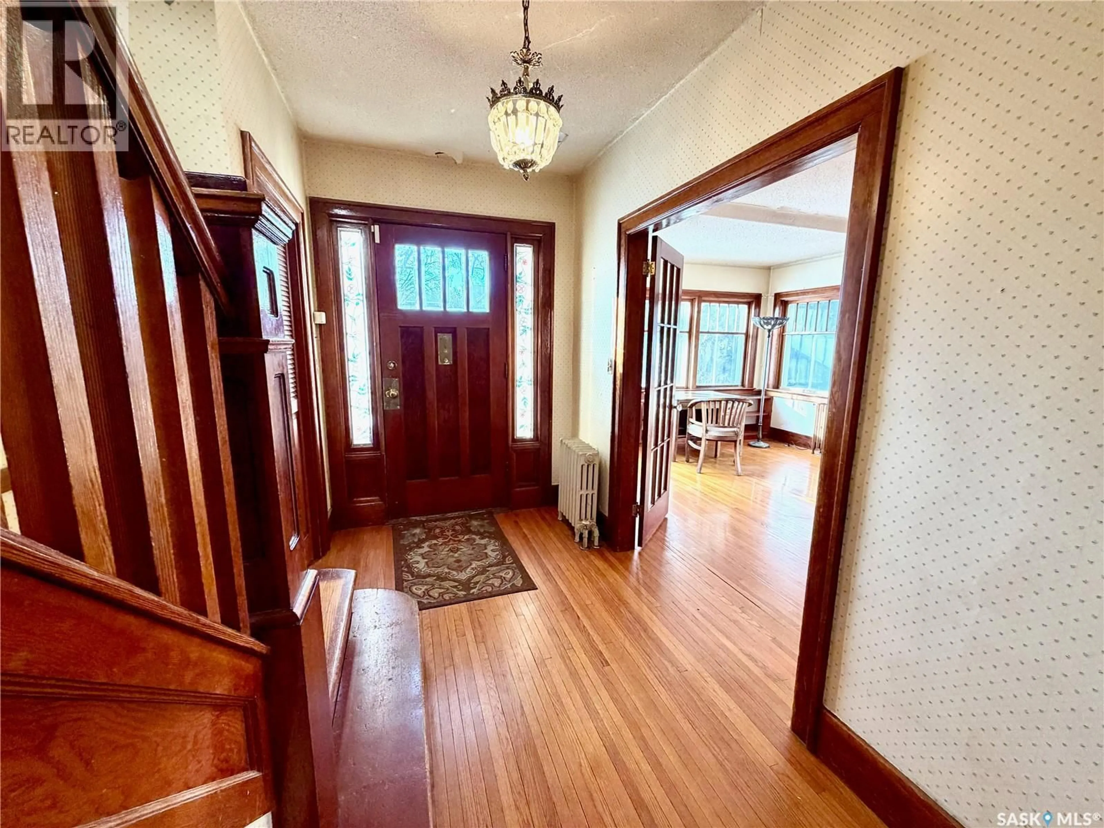 Indoor foyer for 304 32ND STREET, Saskatoon Saskatchewan S7L0S6