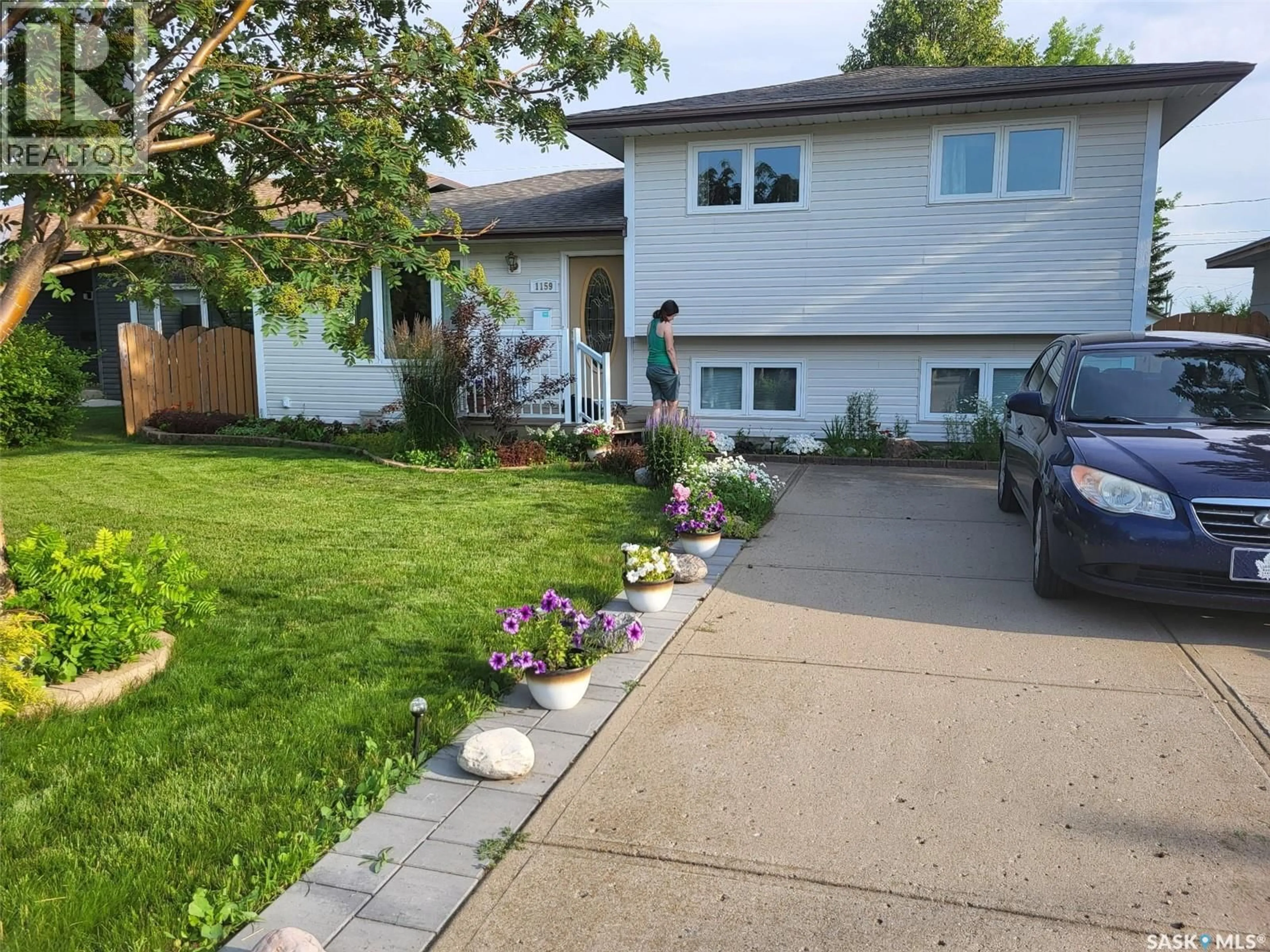 A pic from outside/outdoor area/front of a property/back of a property/a pic from drone, street for 1159 HOCHELAGA STREET, Moose Jaw Saskatchewan S6H2J3