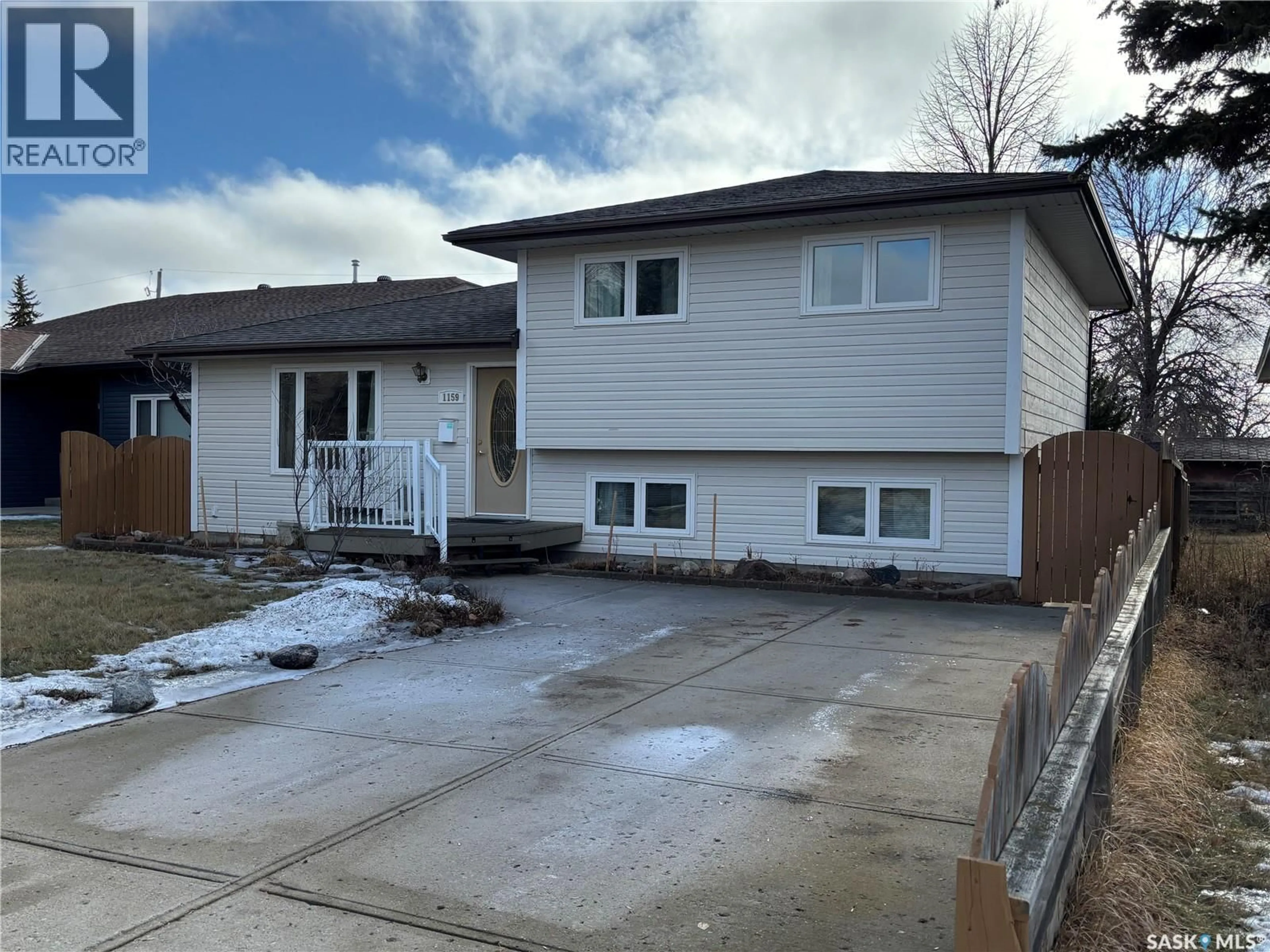 Home with vinyl exterior material, street for 1159 HOCHELAGA STREET, Moose Jaw Saskatchewan S6H2J3