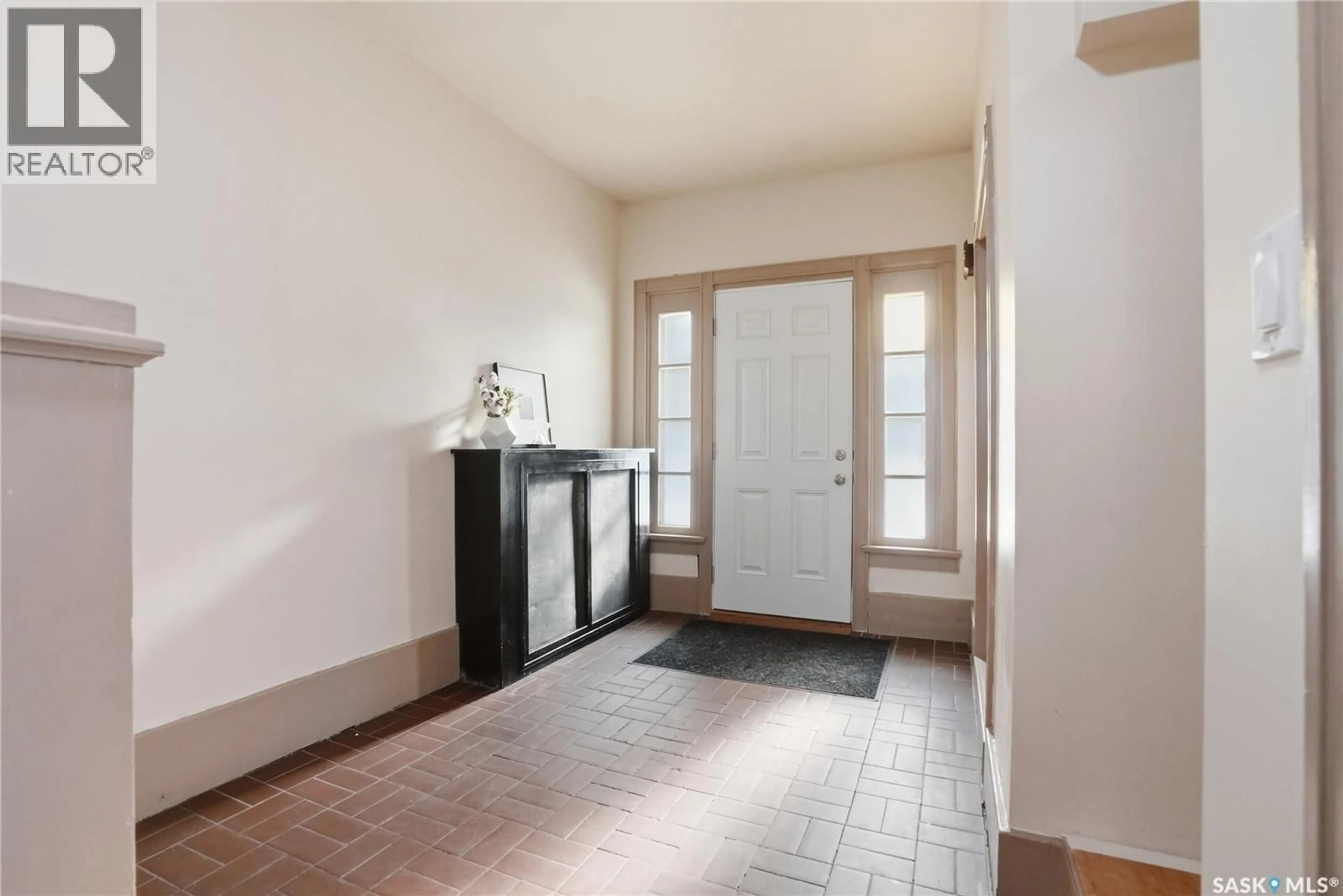 Indoor entryway for 1213 ELLIOTT STREET, Saskatoon Saskatchewan S7N0V5