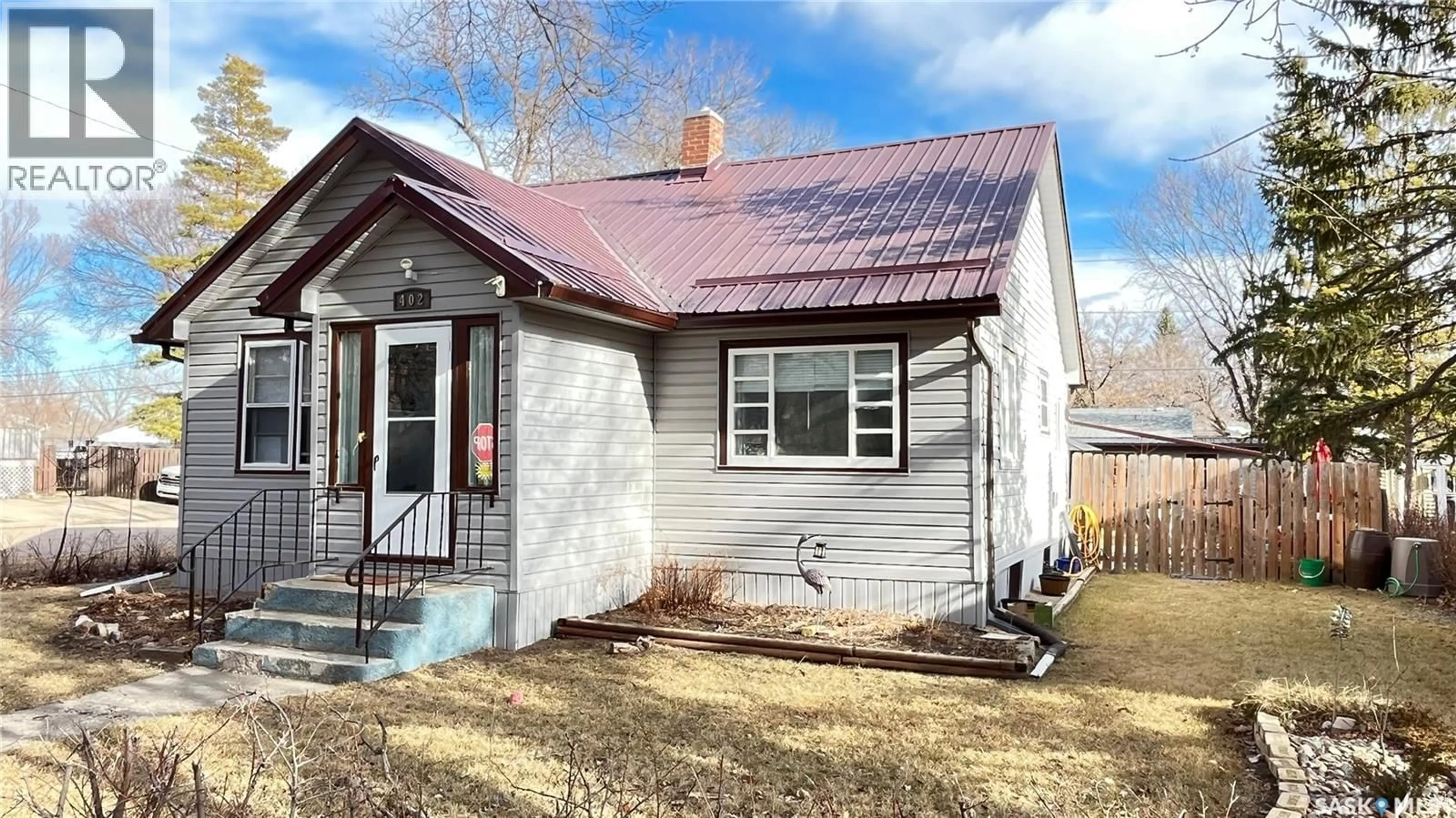 Home with vinyl exterior material, street for 402 MARSH STREET, Maple Creek Saskatchewan S0N1N0