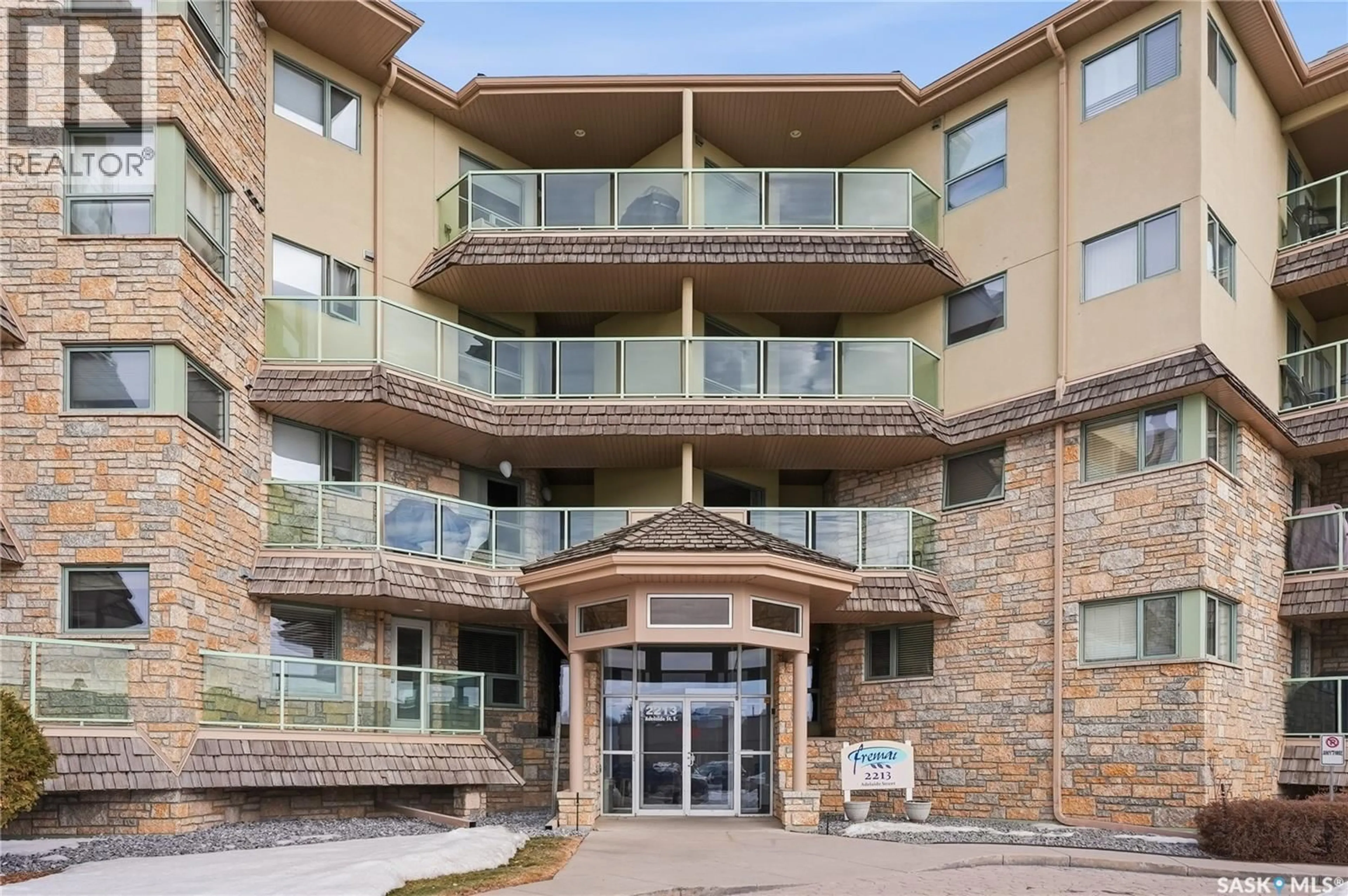 Indoor foyer for 102 - 2213 ADELAIDE STREET, Saskatoon Saskatchewan S7J0J6