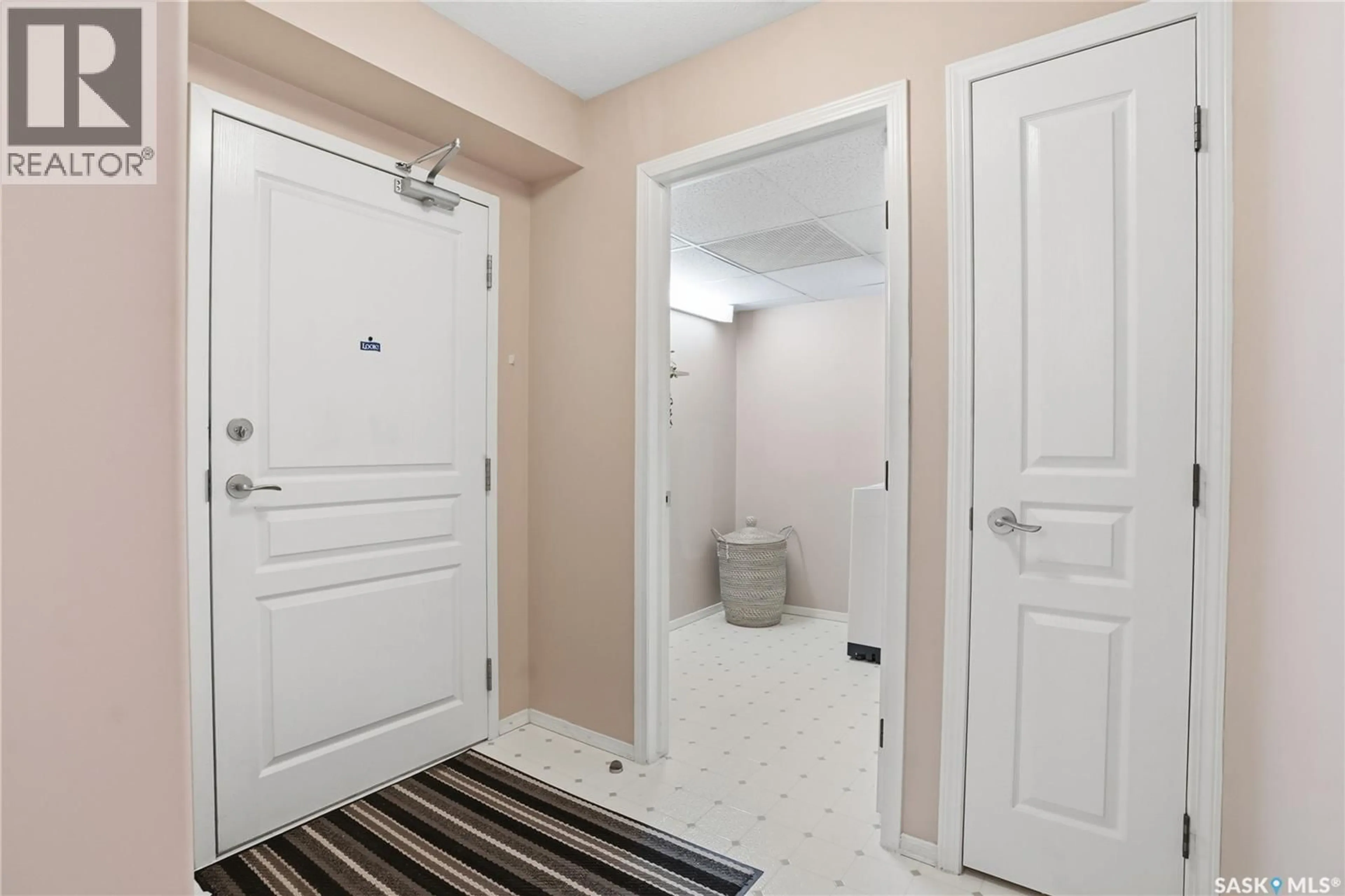 Indoor entryway for 102 - 2213 ADELAIDE STREET, Saskatoon Saskatchewan S7J0J6