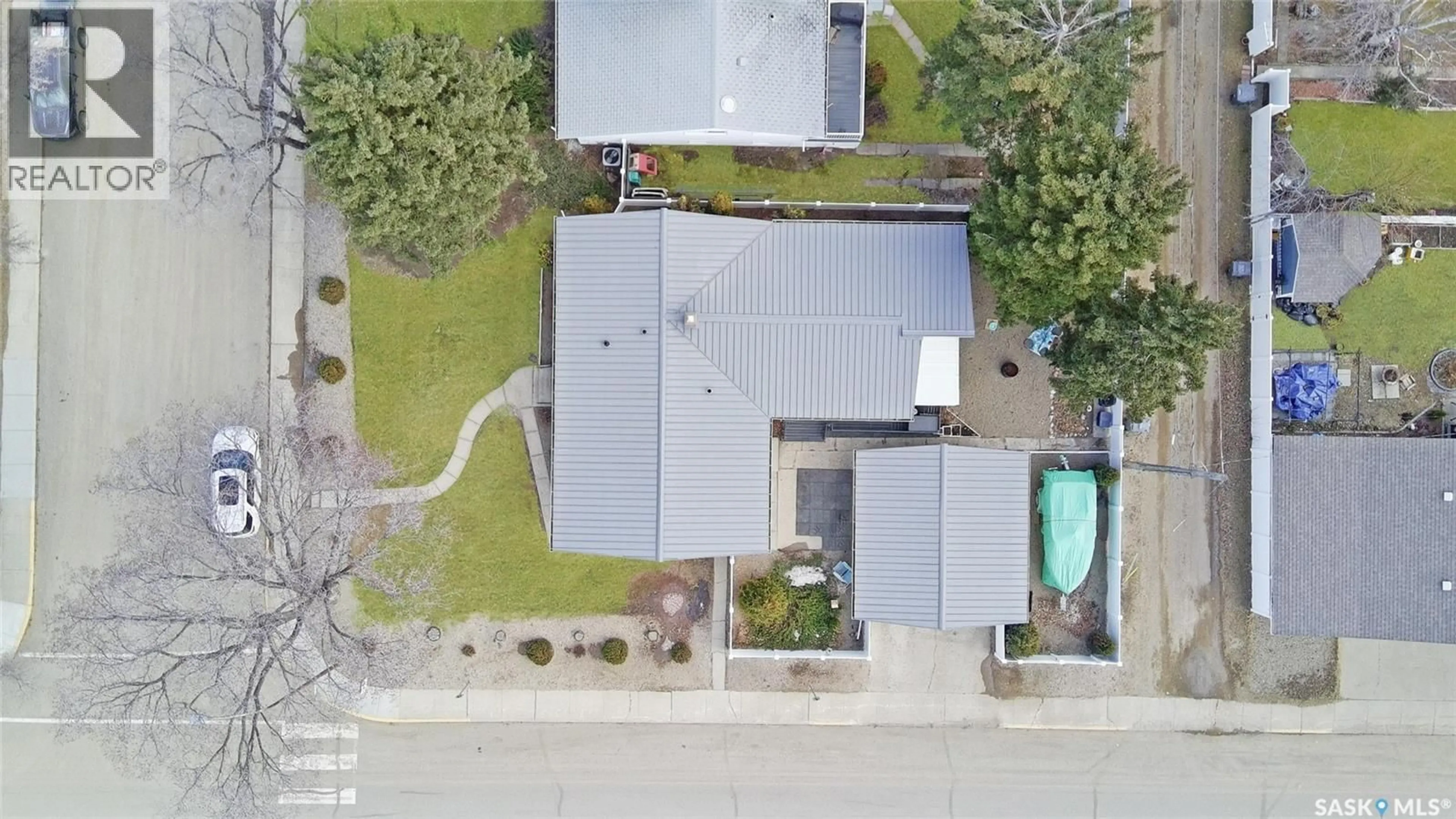 A pic from outside/outdoor area/front of a property/back of a property/a pic from drone, street for 1102 GOLDEN PLACE, Swift Current Saskatchewan S9H2A6
