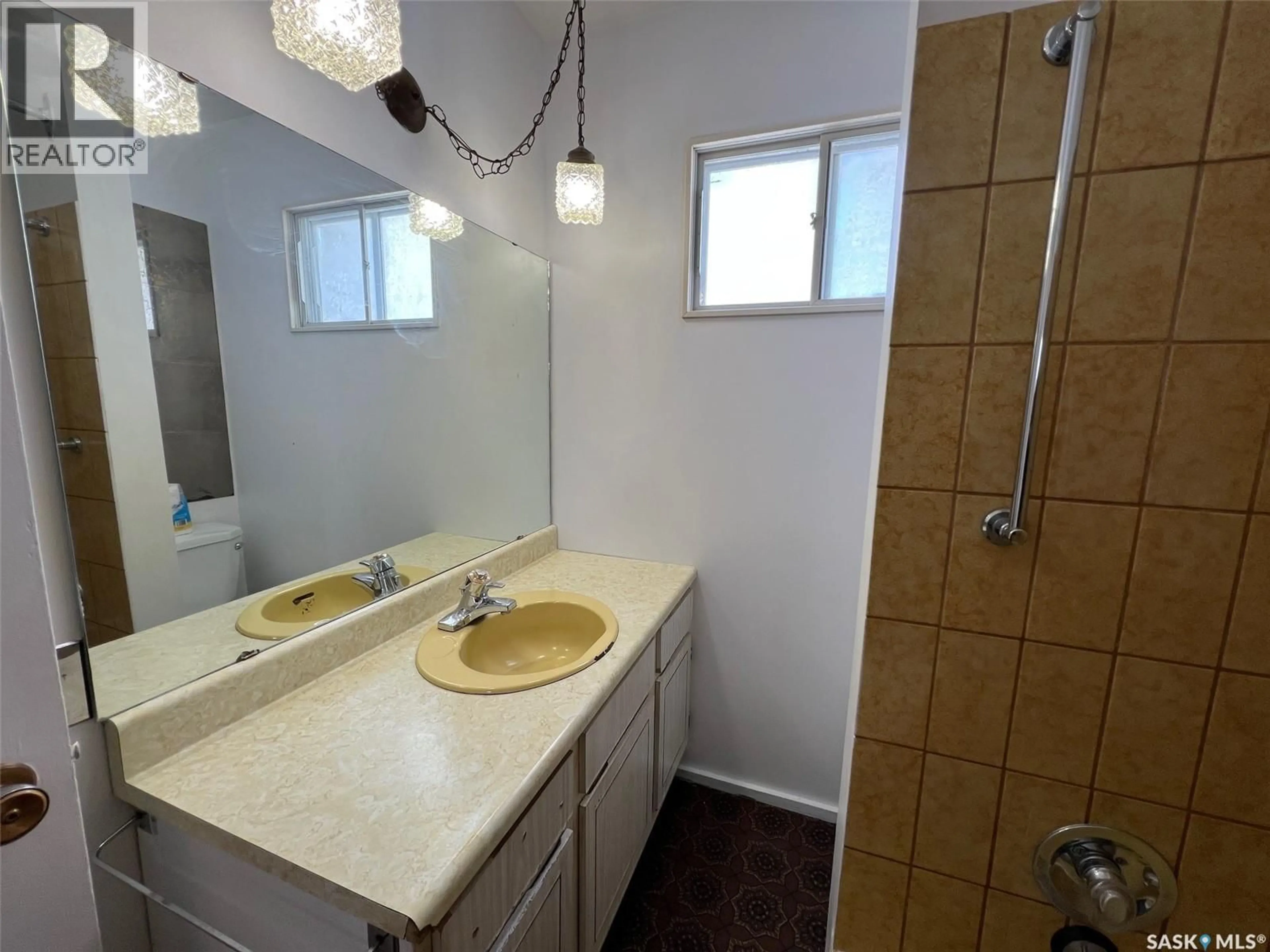 Standard bathroom, unknown for 702 PRINCESS STREET, Regina Saskatchewan S4T3X7