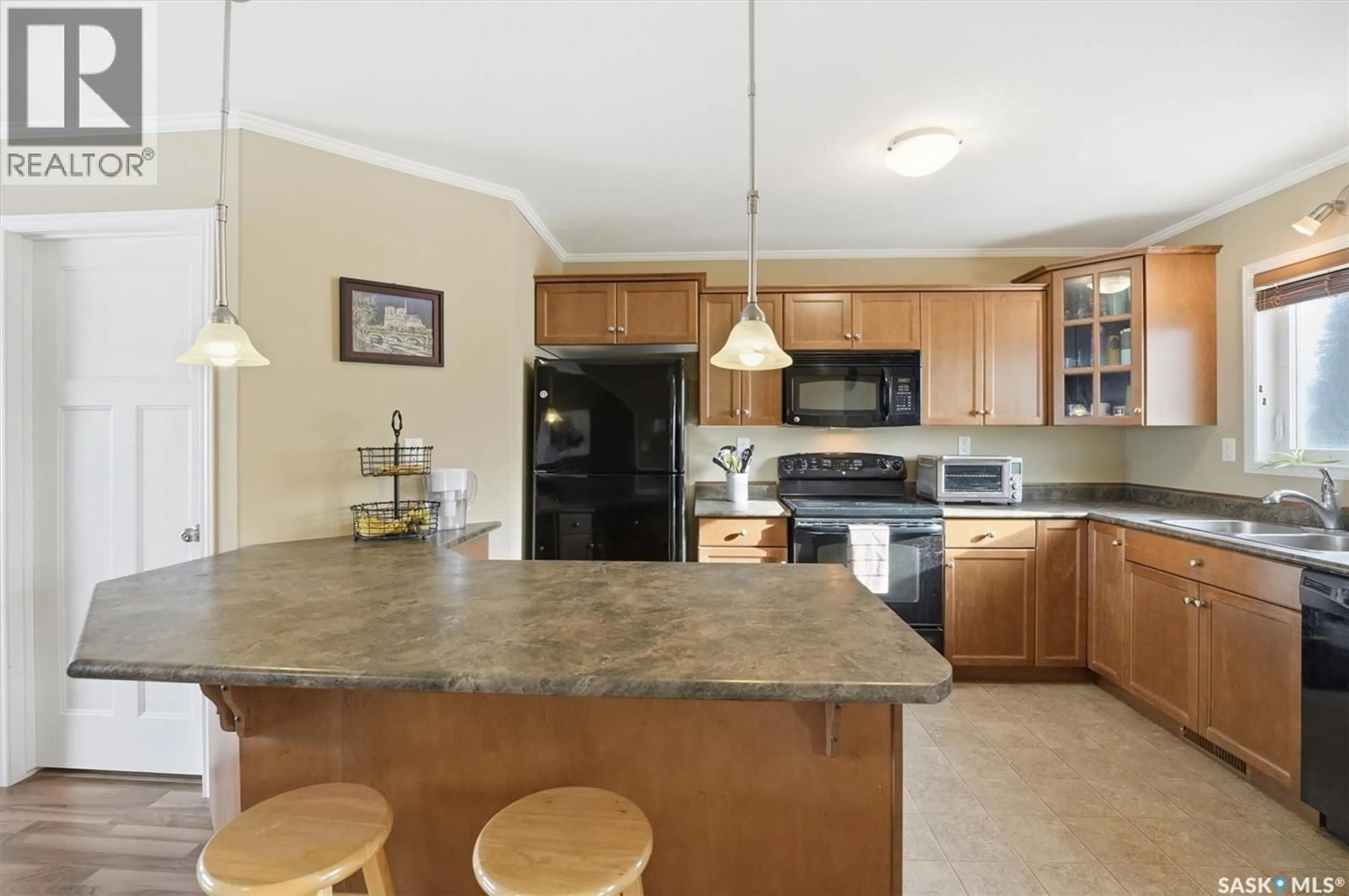 Open concept kitchen, ceramic/tile floor for 1022 - 806 HAMPTON CIRCLE, Saskatoon Saskatchewan S7R0K3