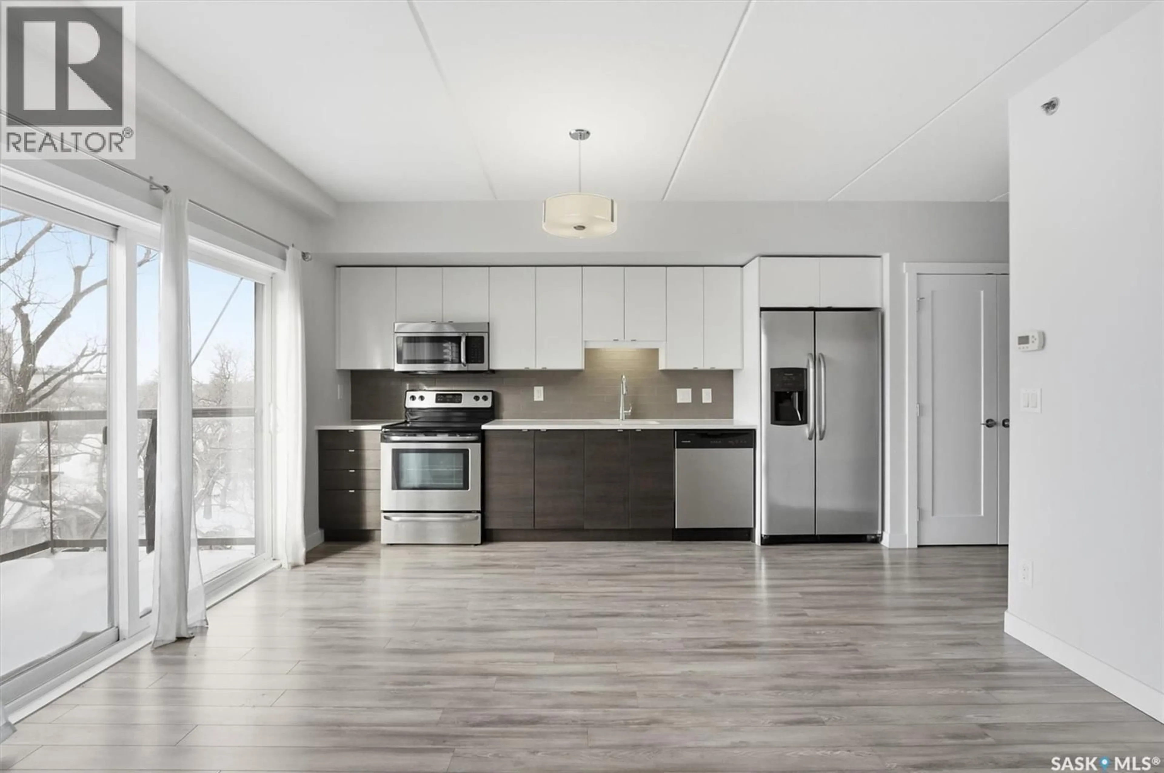 Open concept kitchen, wood/laminate floor for 550 - 504 4TH AVENUE, Saskatoon Saskatchewan S7K2M7
