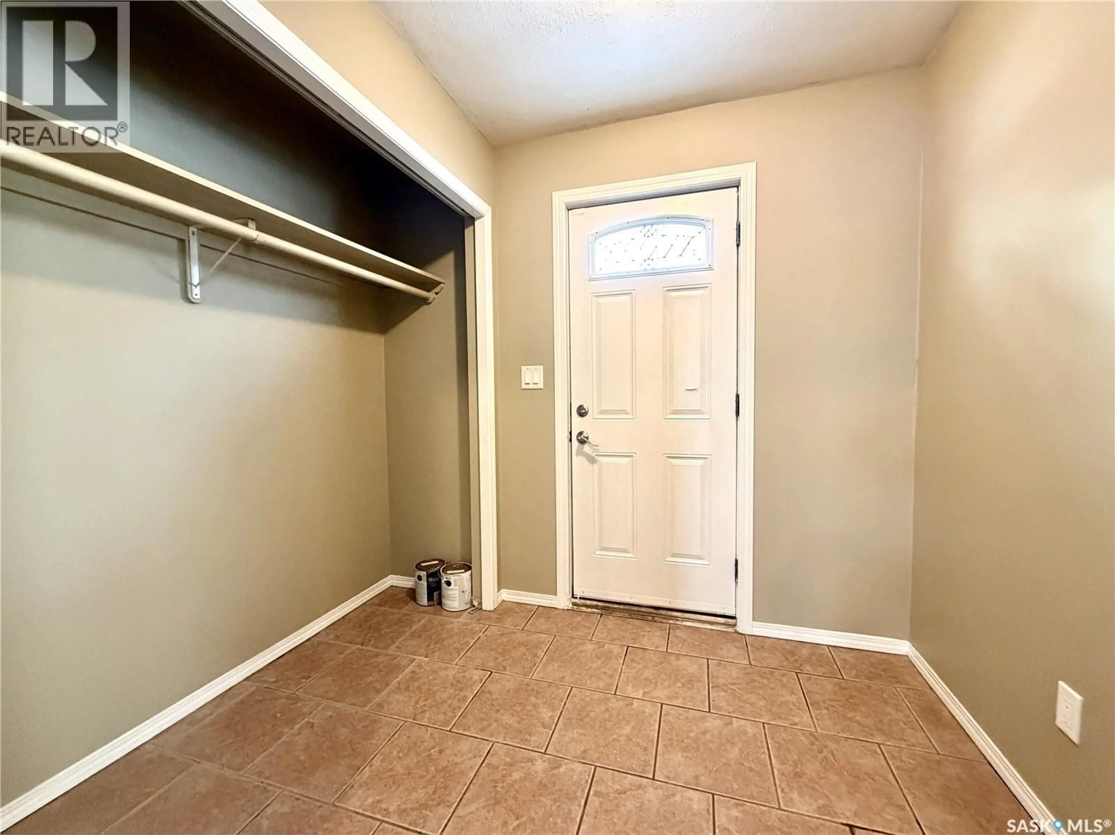 Indoor entryway for 328 Q AVENUE, Saskatoon Saskatchewan S7M2Y3