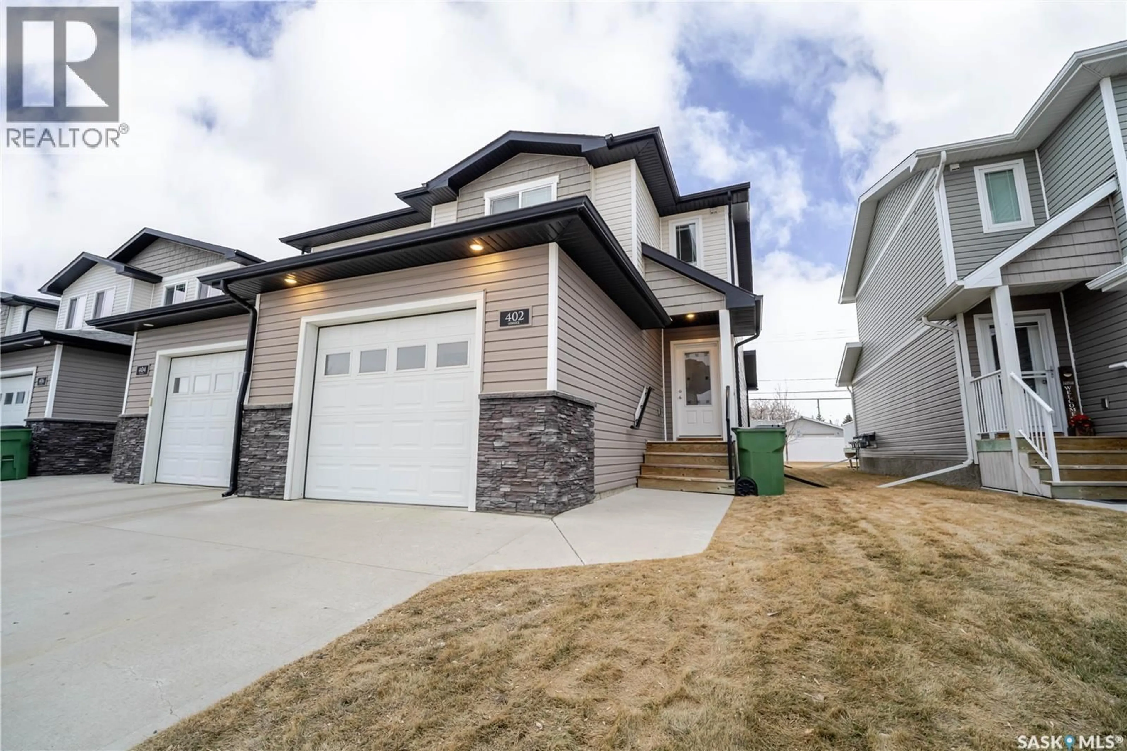 Home with vinyl exterior material, street for 402 - 940 BRADLEY STREET, Moose Jaw Saskatchewan S6H3M4