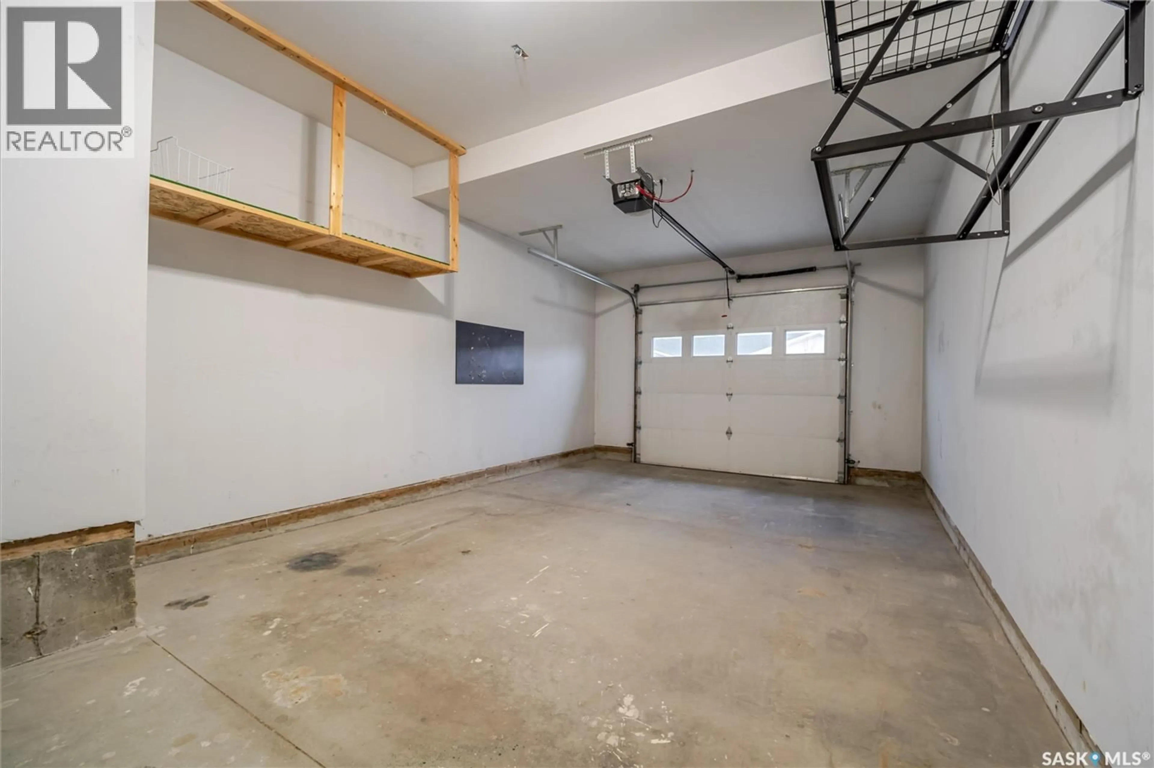 Indoor garage for 402 - 940 BRADLEY STREET, Moose Jaw Saskatchewan S6H3M4