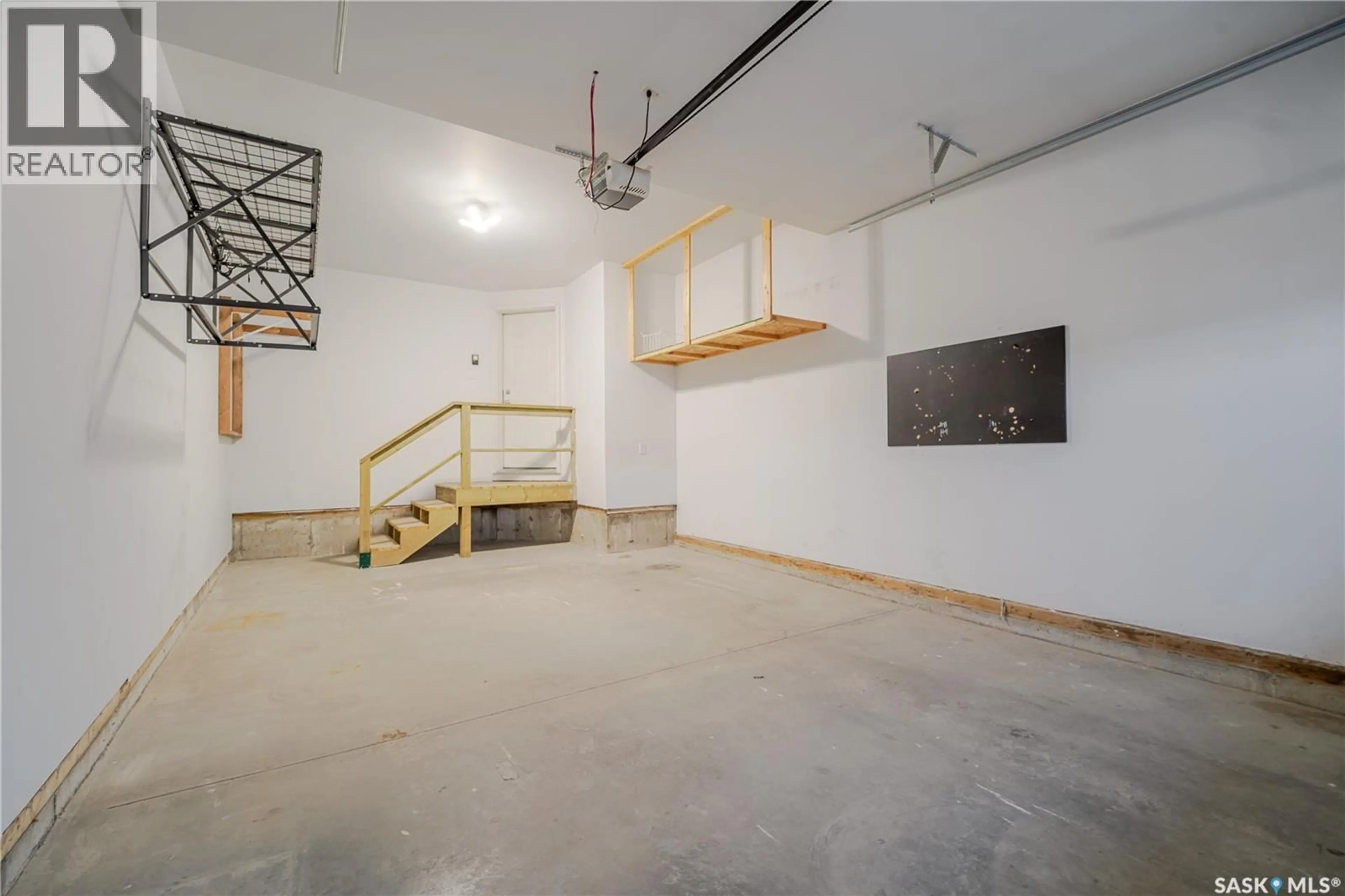 Indoor garage for 402 - 940 BRADLEY STREET, Moose Jaw Saskatchewan S6H3M4