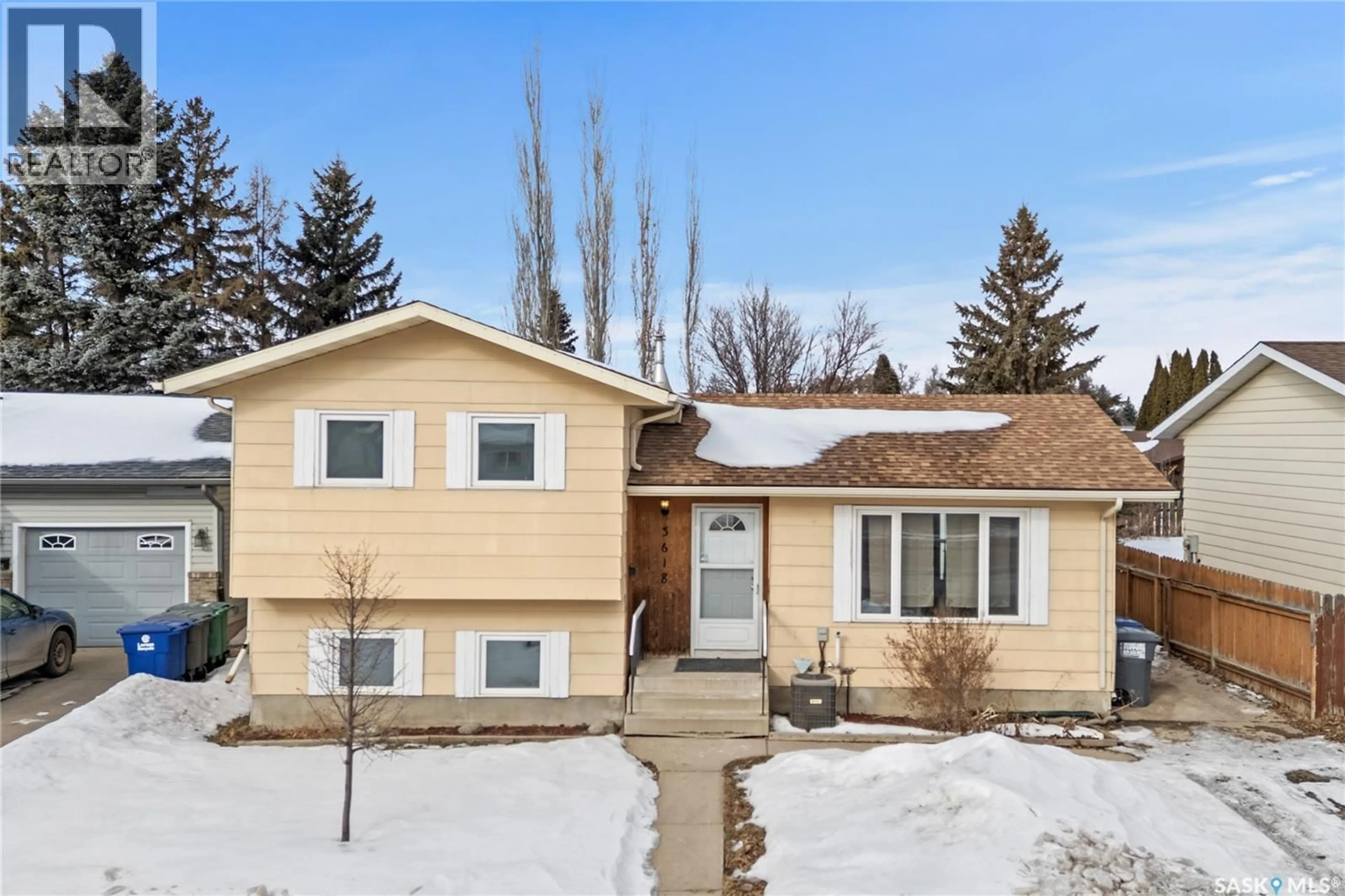 Home with vinyl exterior material, street for 3618 FAIRLIGHT DRIVE, Saskatoon Saskatchewan S7M4L7
