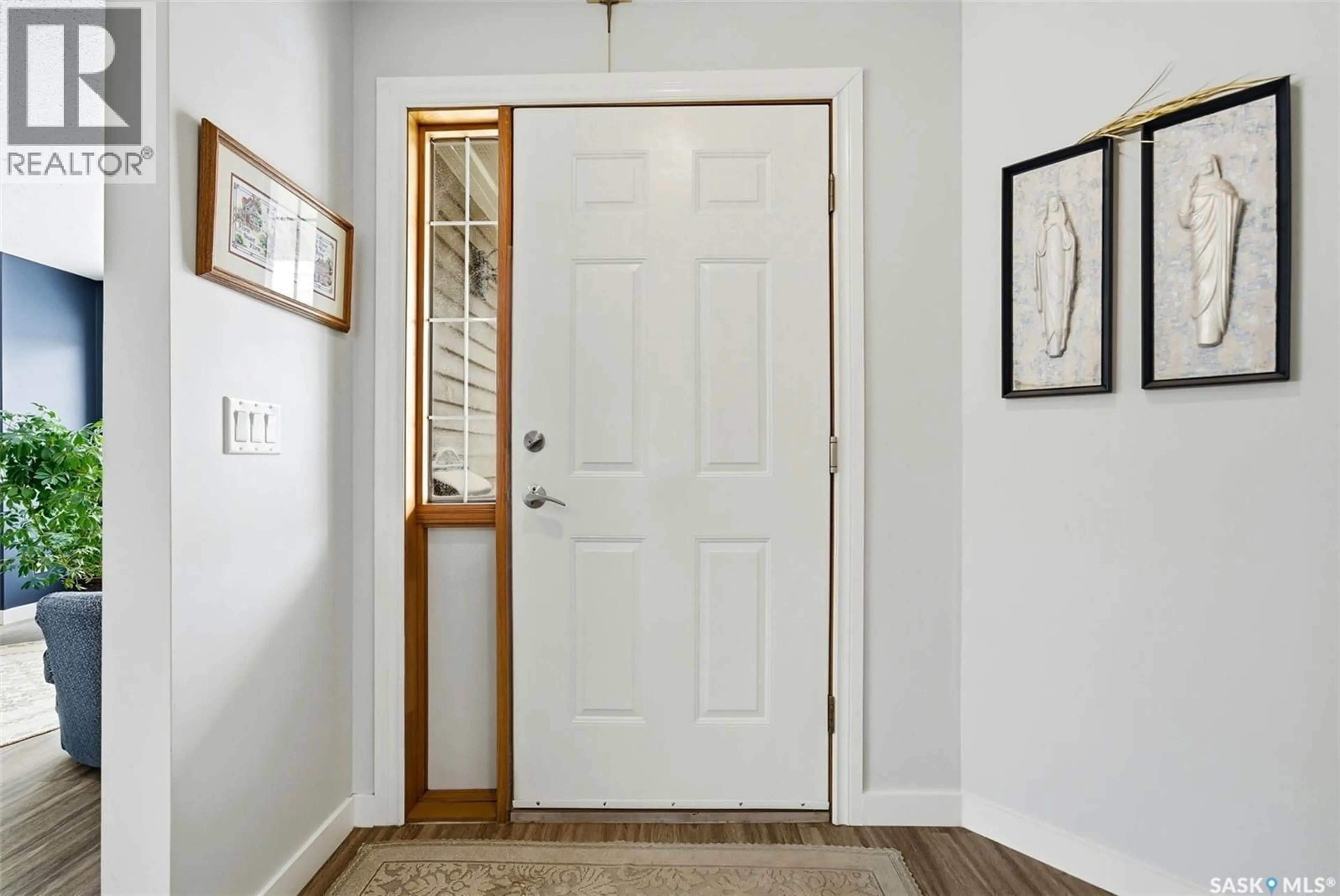 Indoor entryway for 52 KENSINGTON CRESCENT, Regina Saskatchewan S4S7G6