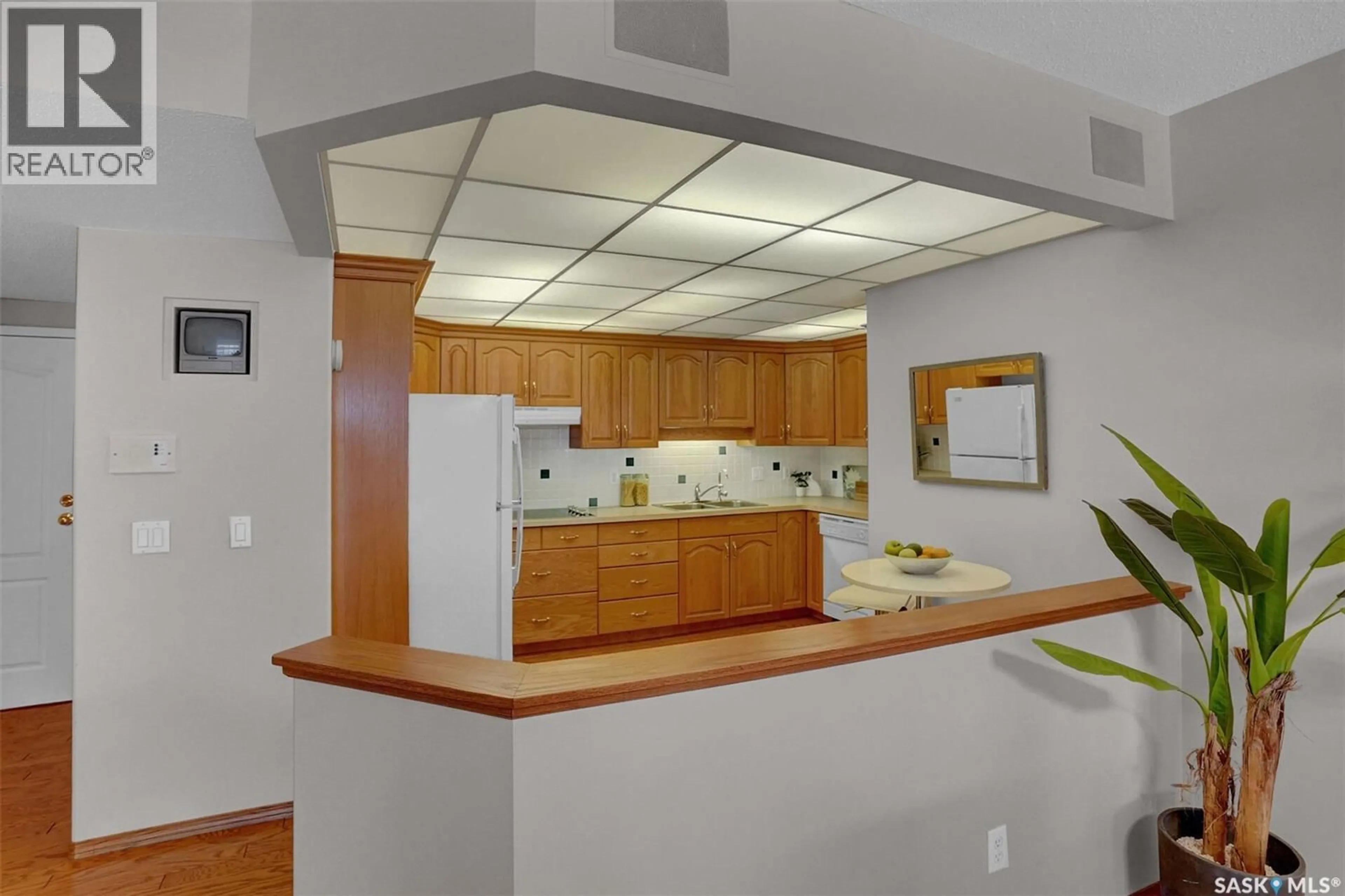 Standard kitchen, ceramic/tile floor for 204 2050 COLLEGE AVENUE, Regina Saskatchewan S4P4M3