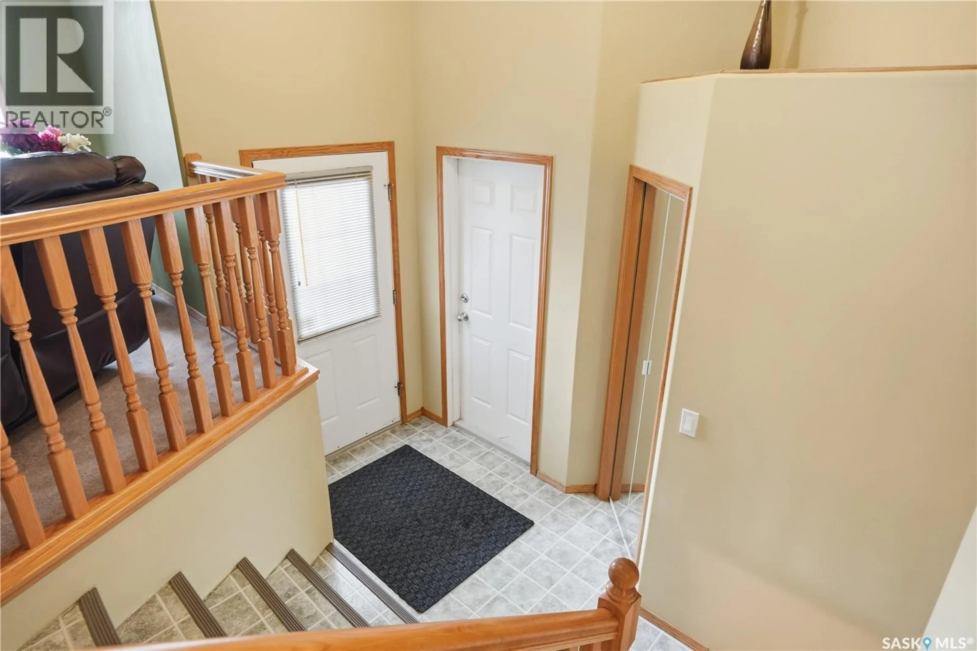 Indoor foyer for 1258 DEGELMAN DRIVE, Regina Saskatchewan S4N7N3