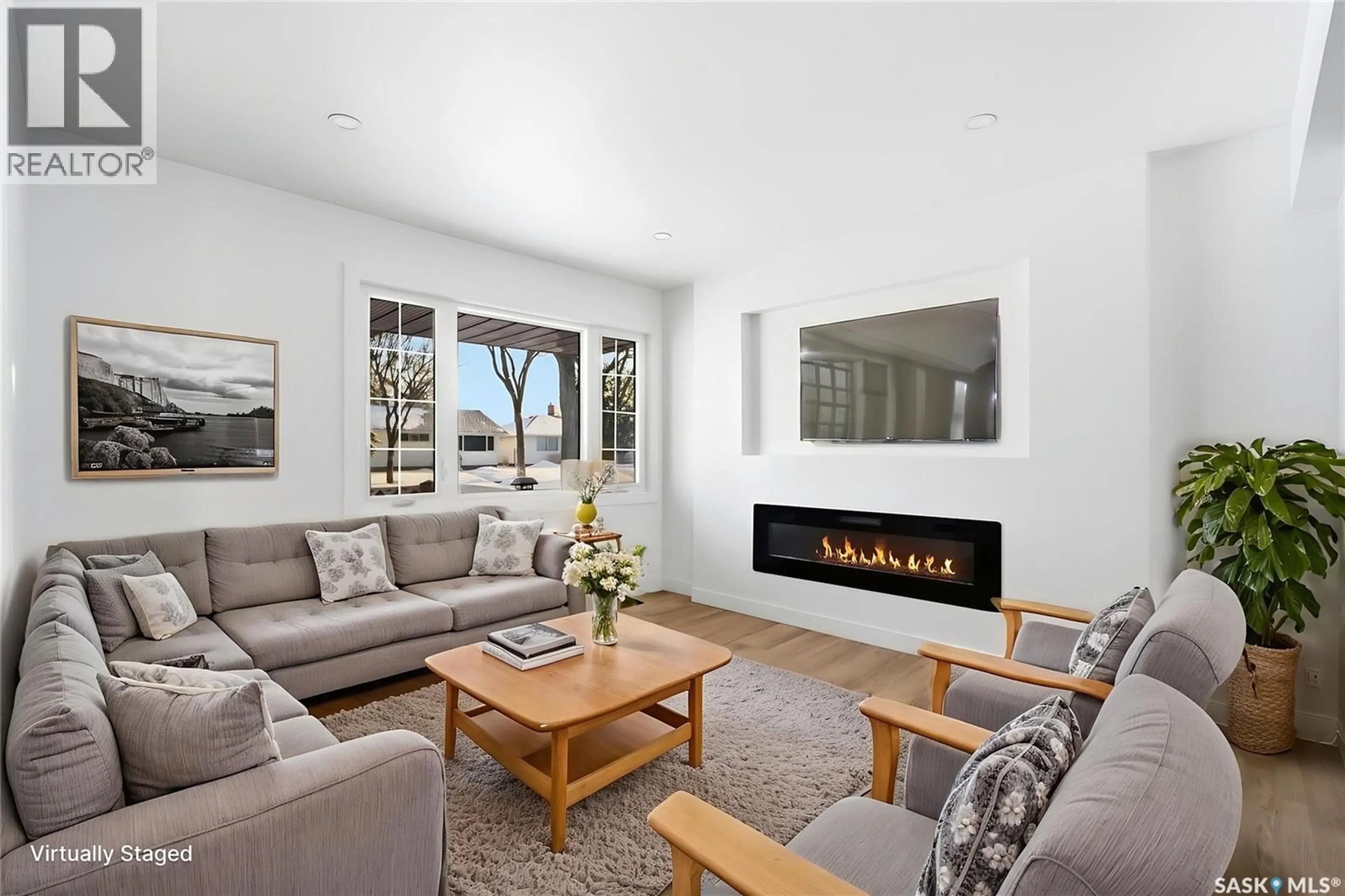 Living room with furniture, unknown for 728 HORACE STREET, Regina Saskatchewan S4T5K6