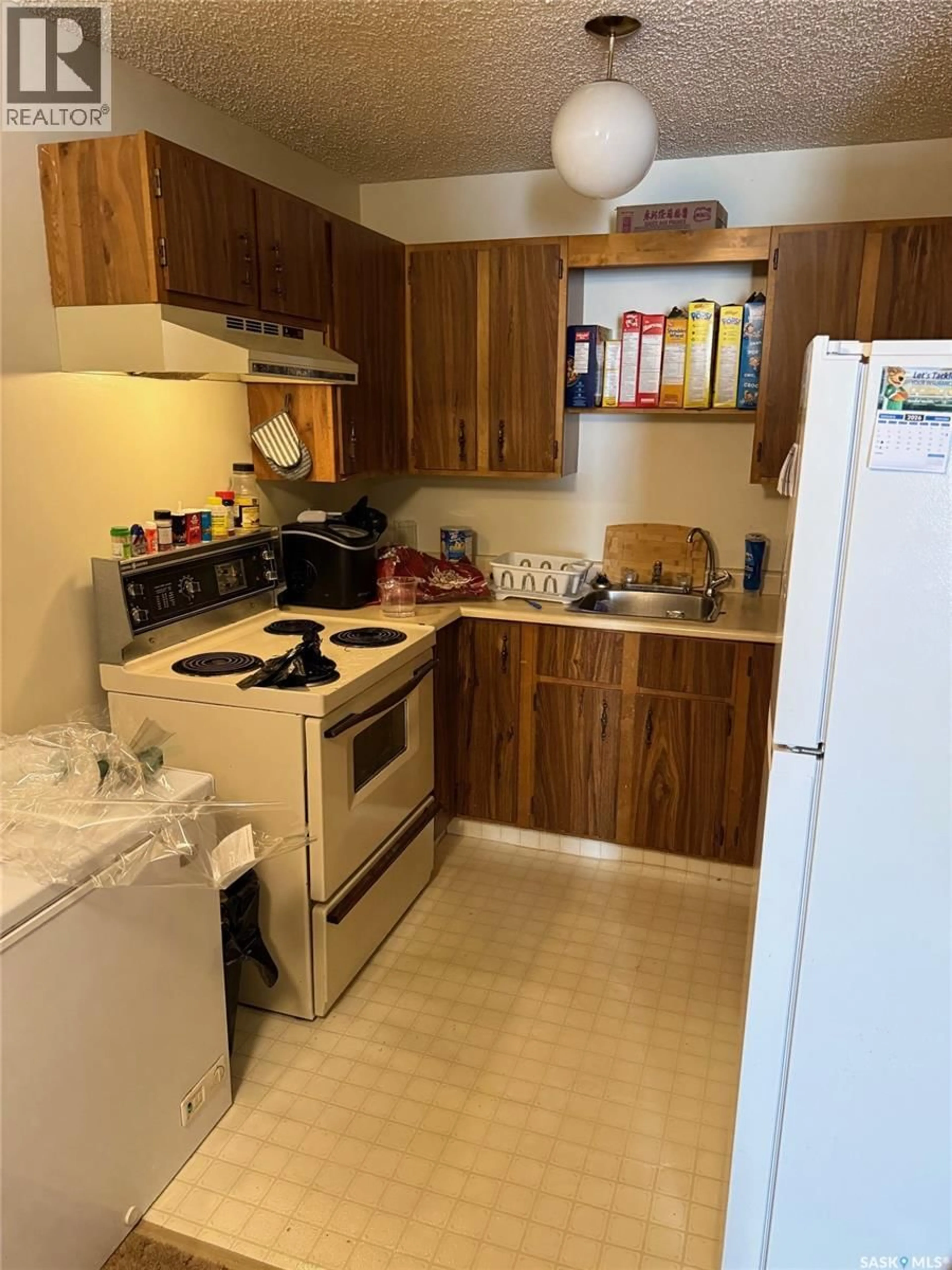 Standard kitchen, unknown for 7239 DALGLIESH DRIVE, Regina Saskatchewan S4X2B8