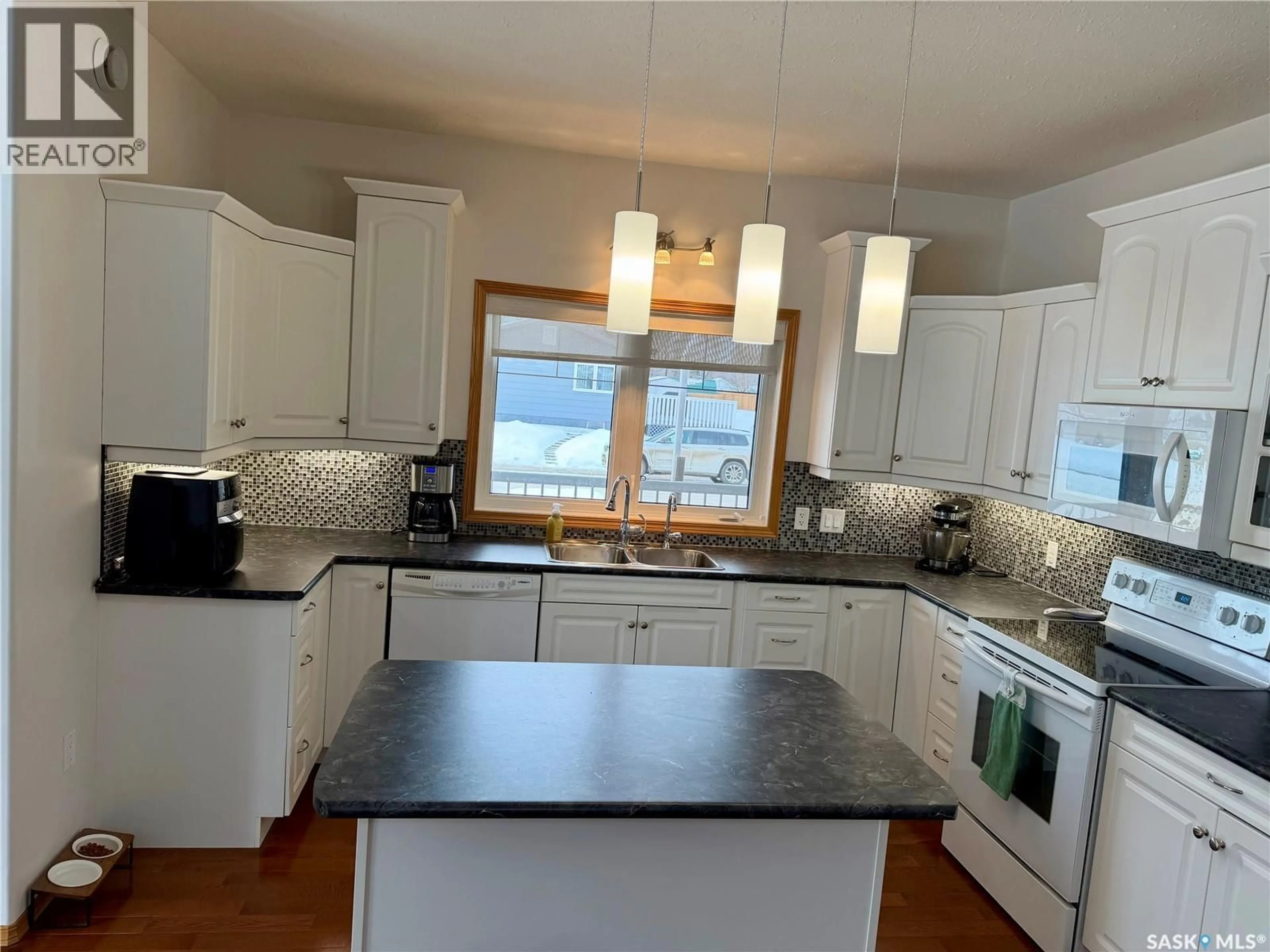 Open concept kitchen, unknown for 320 1ST STREET, Spiritwood Saskatchewan S0J2M0