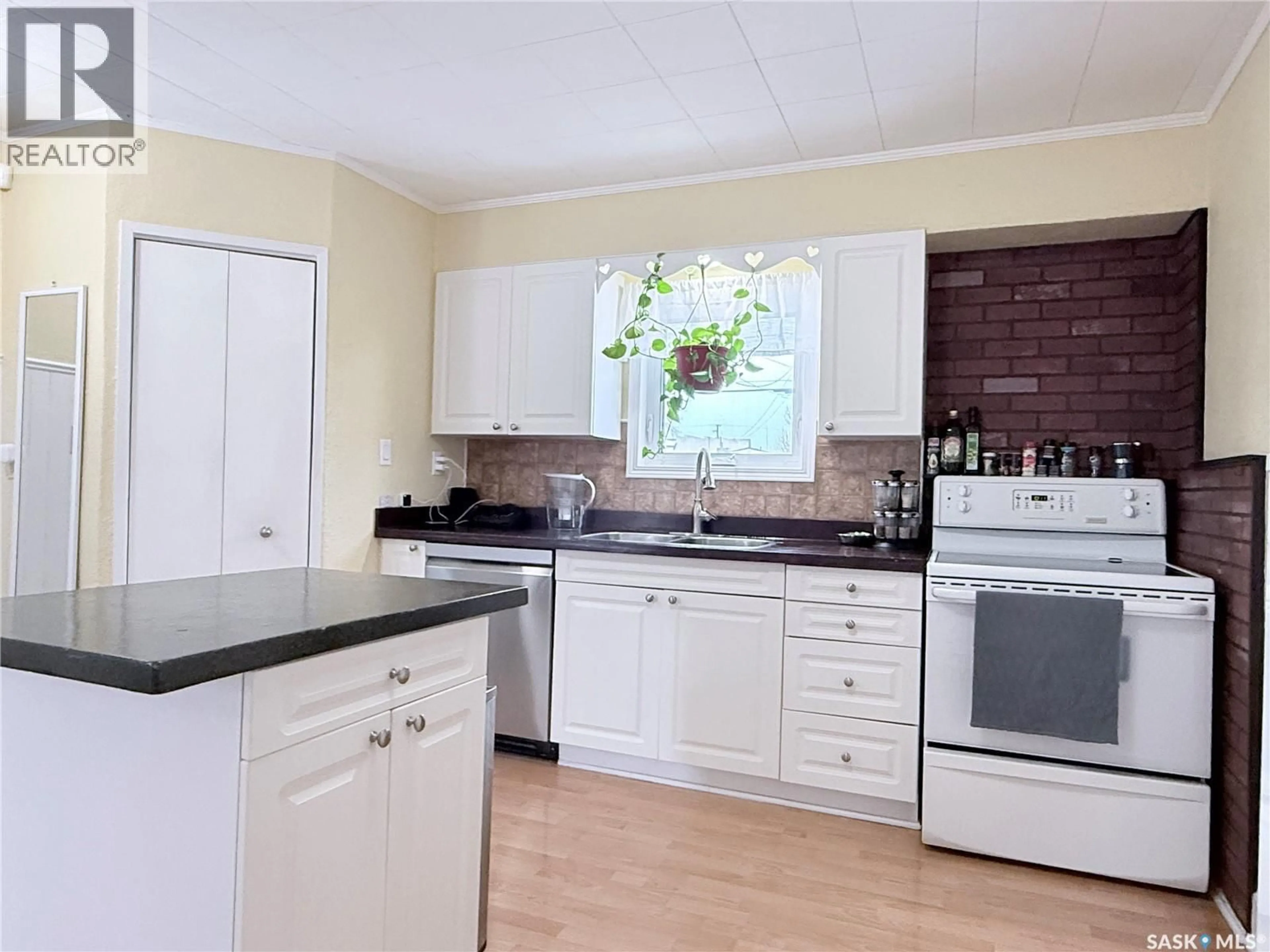 Standard kitchen, unknown for 241 4TH AVENUE, Melville Saskatchewan S0A2P0