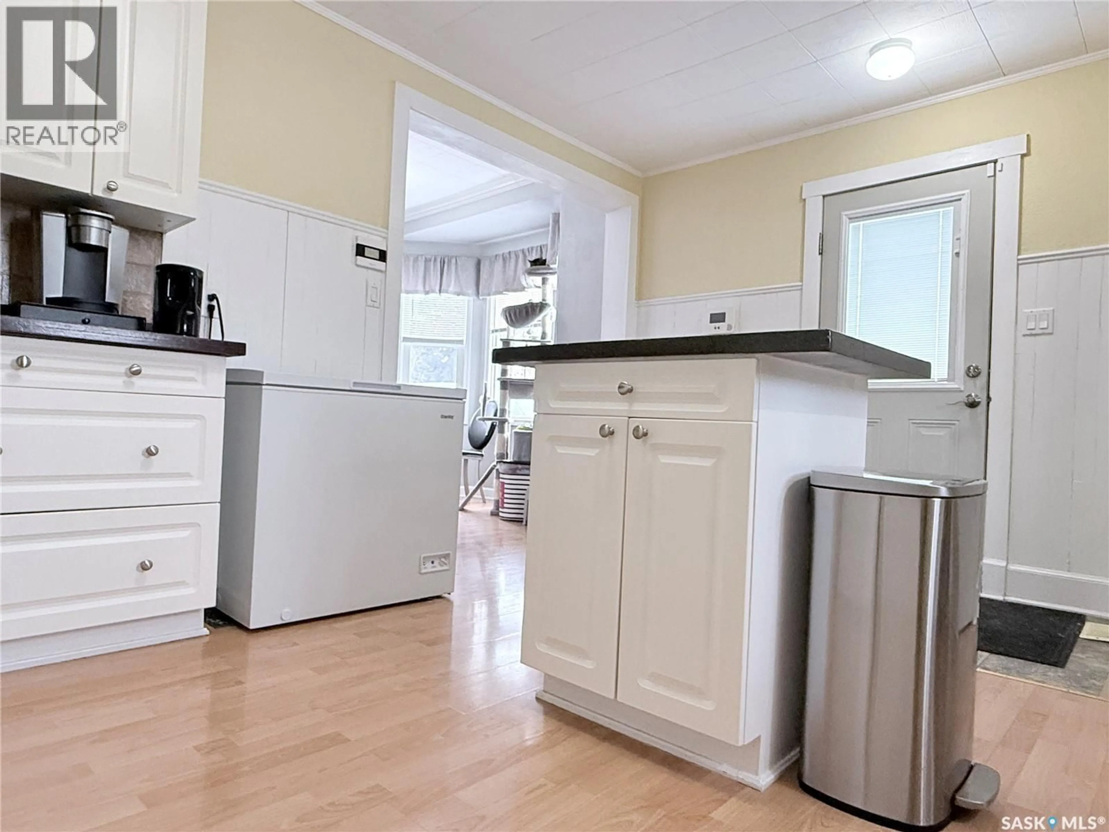 Standard kitchen, unknown for 241 4TH AVENUE, Melville Saskatchewan S0A2P0