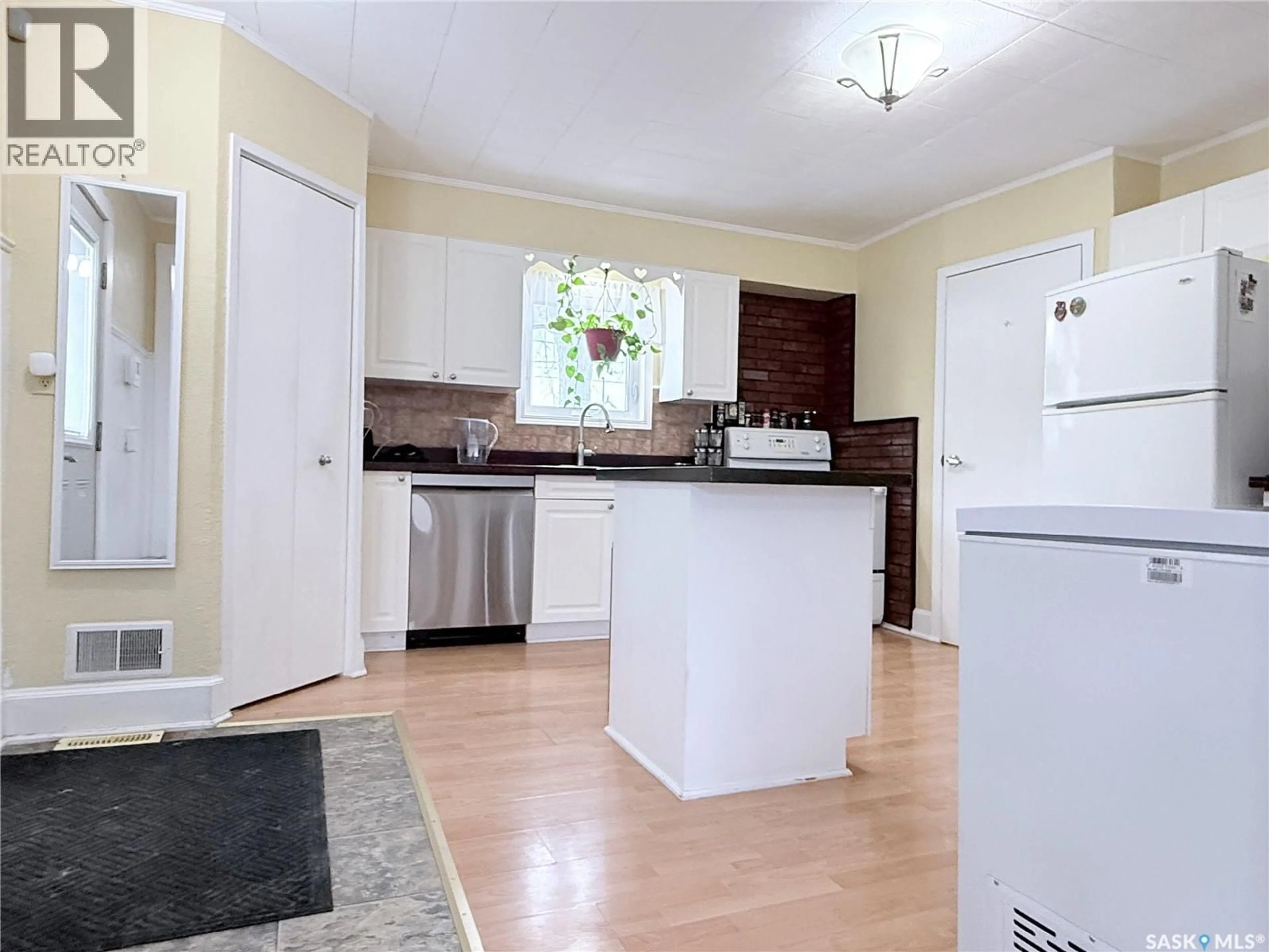 Standard kitchen, unknown for 241 4TH AVENUE, Melville Saskatchewan S0A2P0