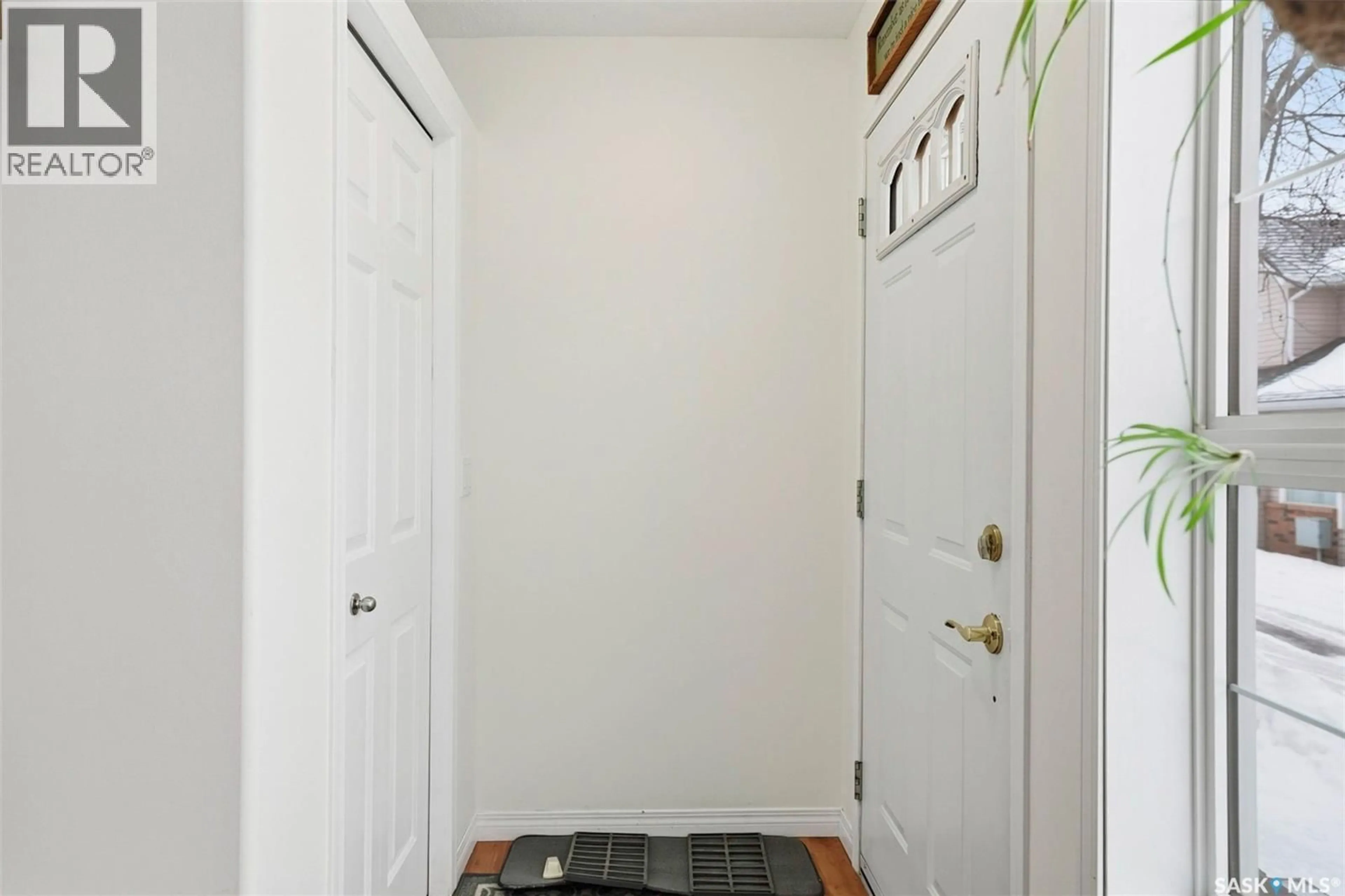 Indoor entryway for 102 - 4 WILLOW STREET, Saskatoon Saskatchewan S7J0C2