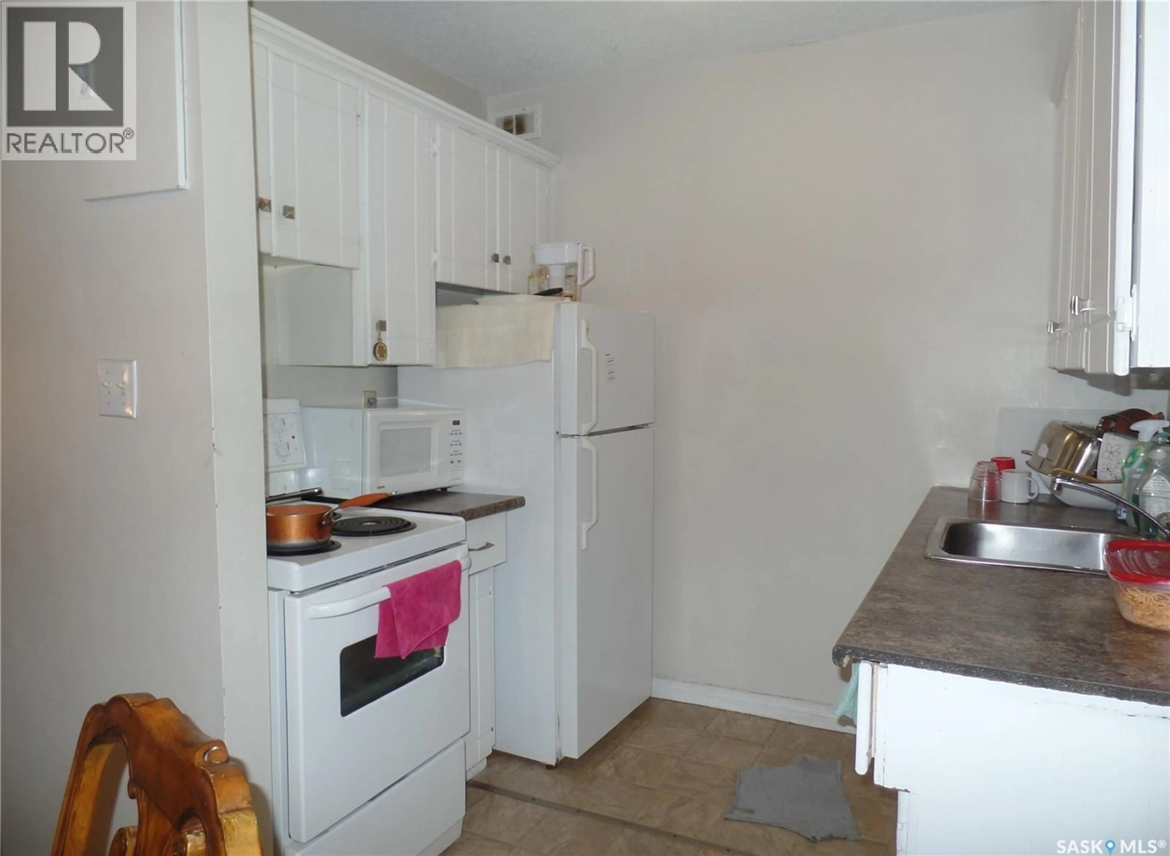 Standard kitchen, unknown for 102 - 550 LAURIER STREET, Moose Jaw Saskatchewan S6H6X6