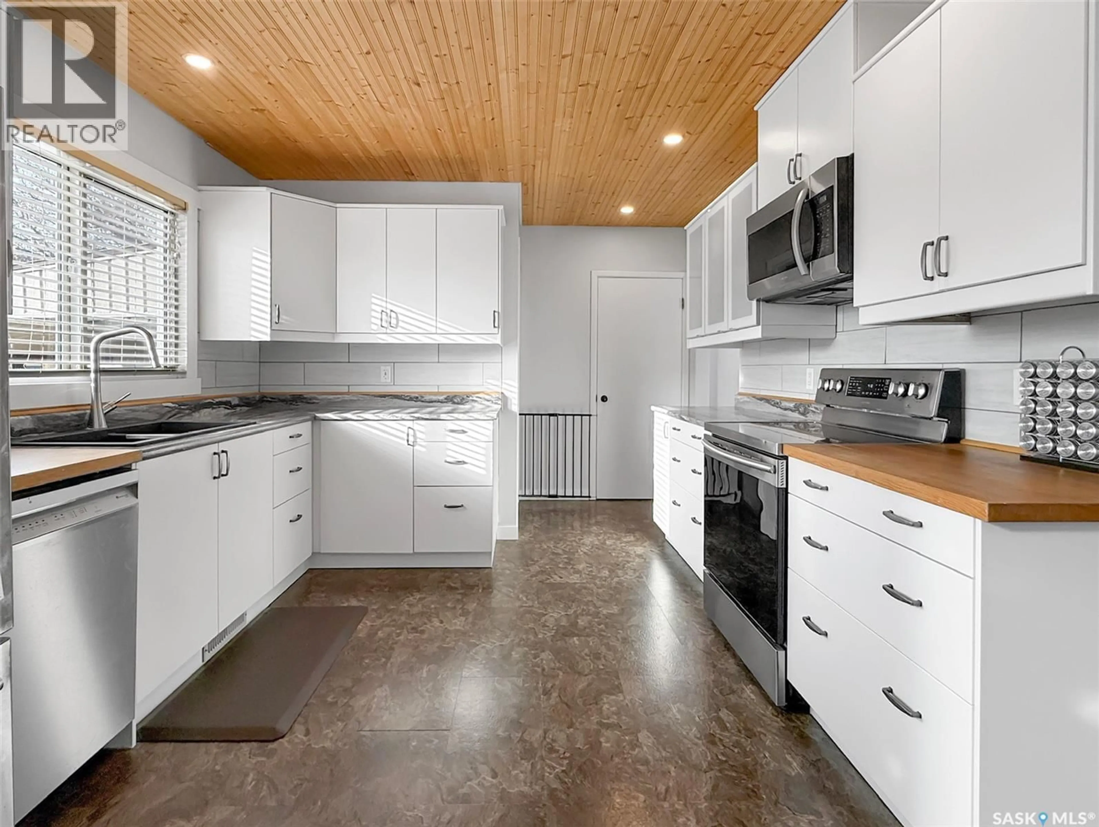 Open concept kitchen, ceramic/tile floor for 426 15TH AVENUE, Swift Current Saskatchewan S9H2X6