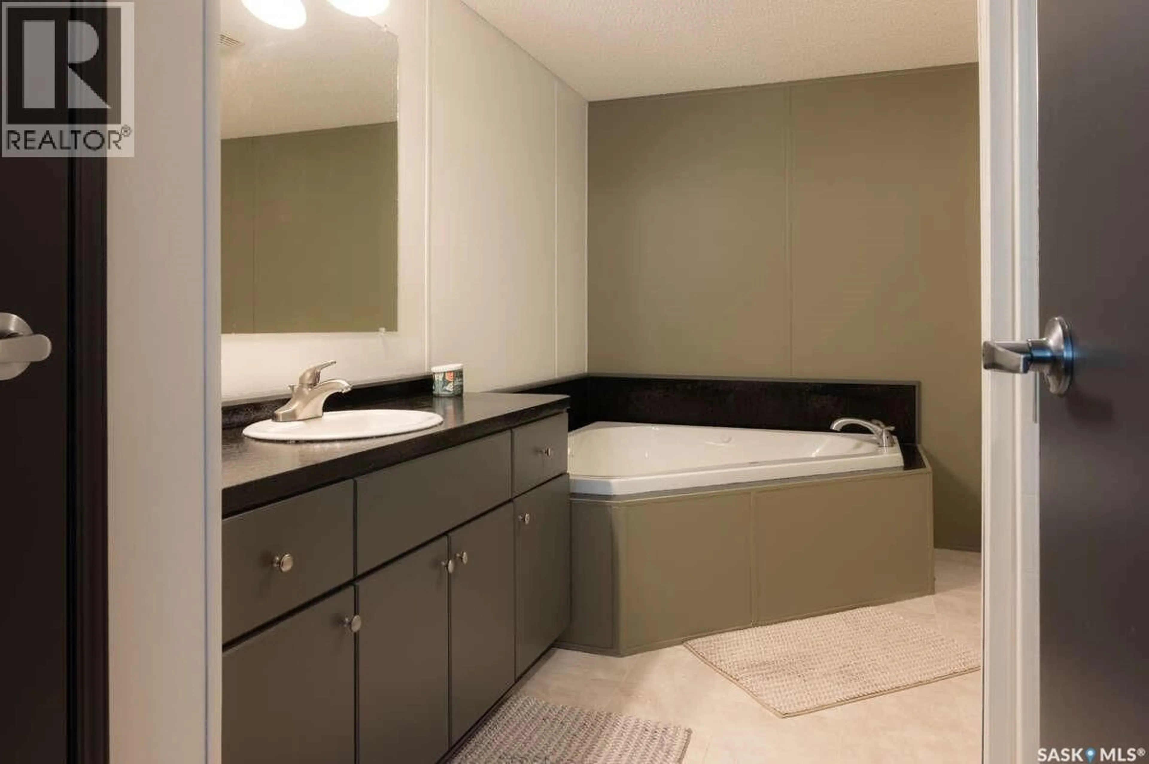 Standard bathroom, ceramic/tile floor for 2074 RANGE ROAD, Estevan Rm No. 5 Saskatchewan S4A0X5