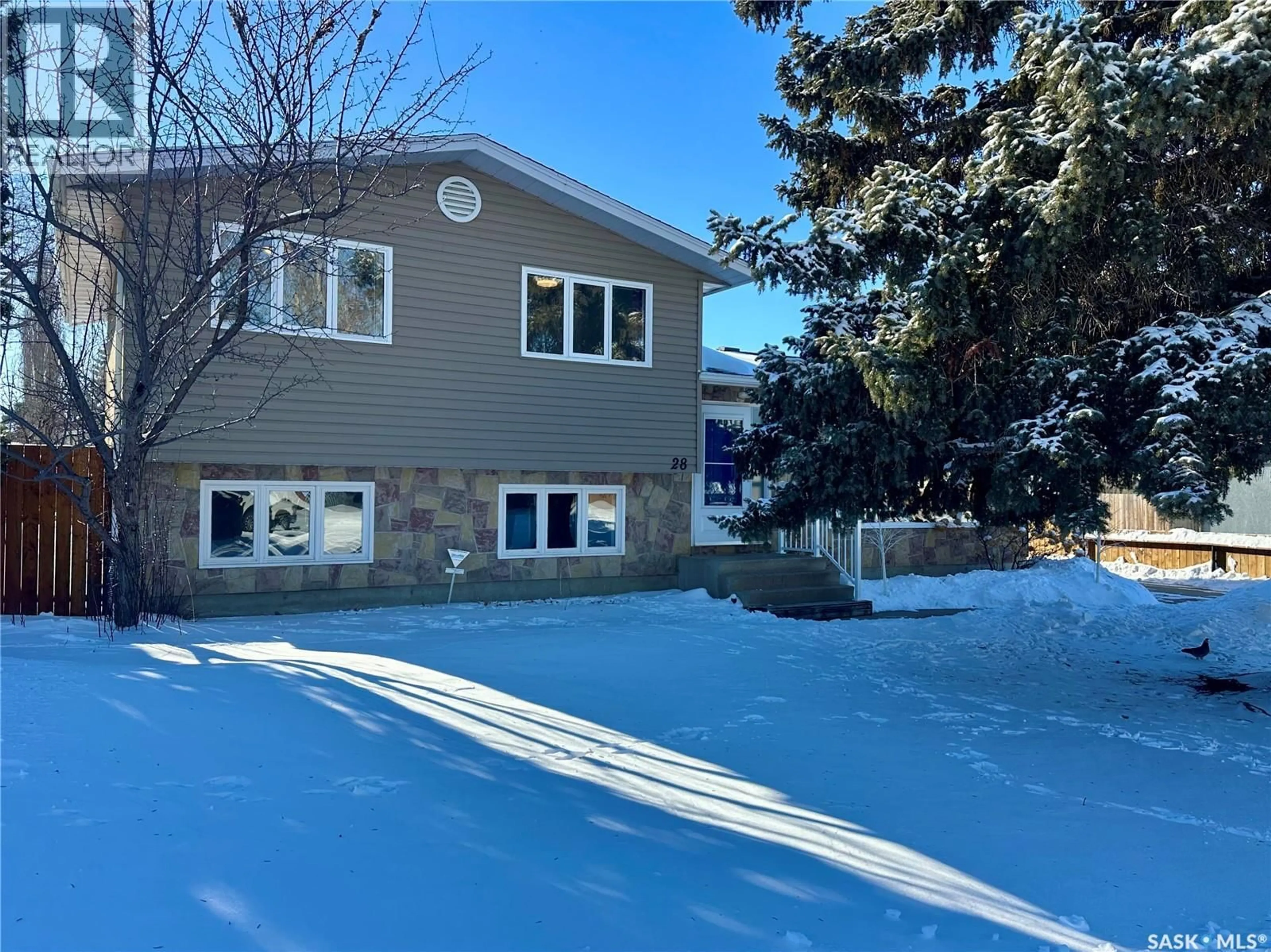 A pic from outside/outdoor area/front of a property/back of a property/a pic from drone, street for 28 MALTA CRESCENT, Saskatoon Saskatchewan S7L3W1