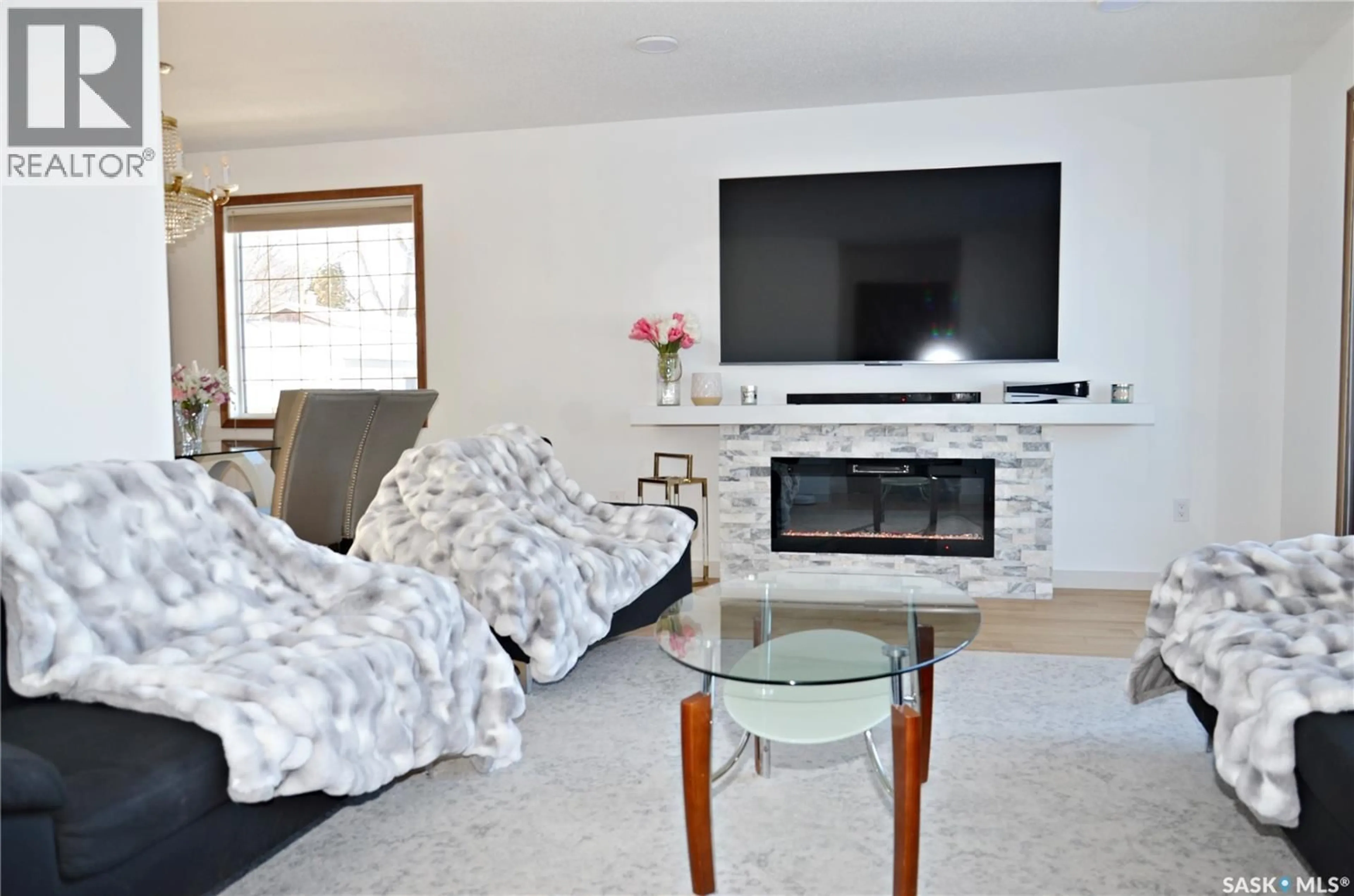 Living room with furniture, unknown for 28 MALTA CRESCENT, Saskatoon Saskatchewan S7L3W1