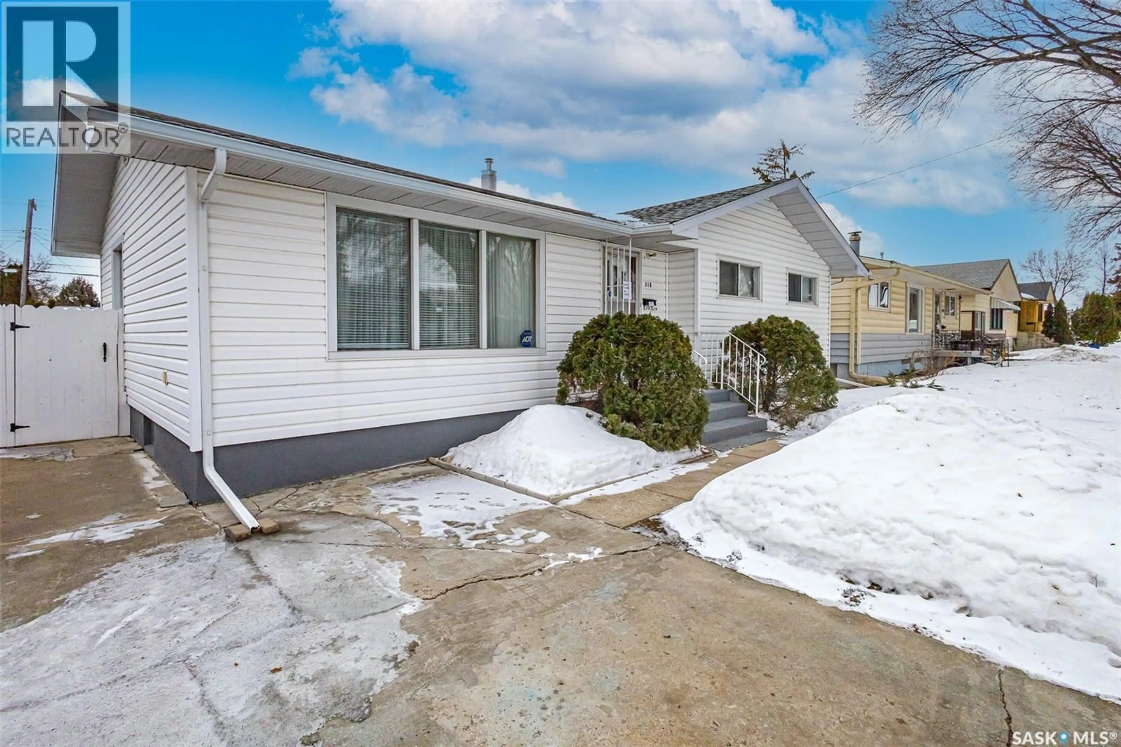 Home with vinyl exterior material, street for 318 MONTREAL AVENUE, Saskatoon Saskatchewan S7L3N8