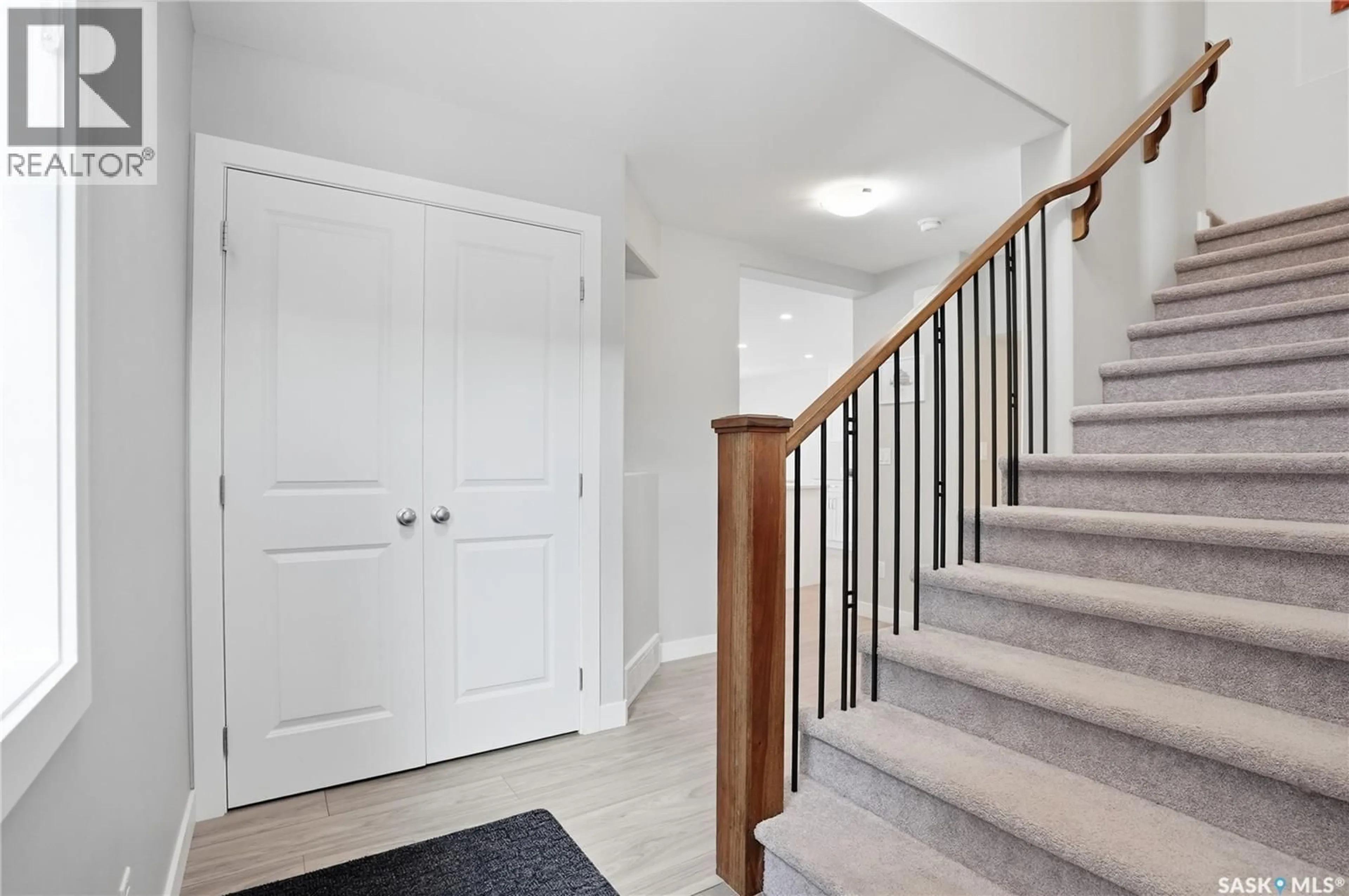 Indoor entryway for 429 GERMAIN MANOR, Saskatoon Saskatchewan S7V0V1