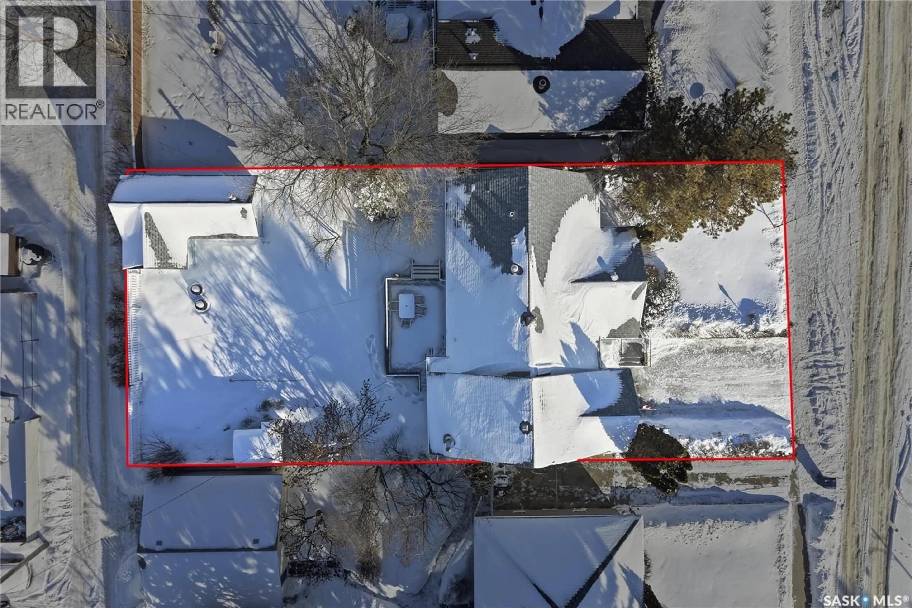 A pic from outside/outdoor area/front of a property/back of a property/a pic from drone, street for 410 LESLIE AVENUE, Saskatoon Saskatchewan S7H2Z1