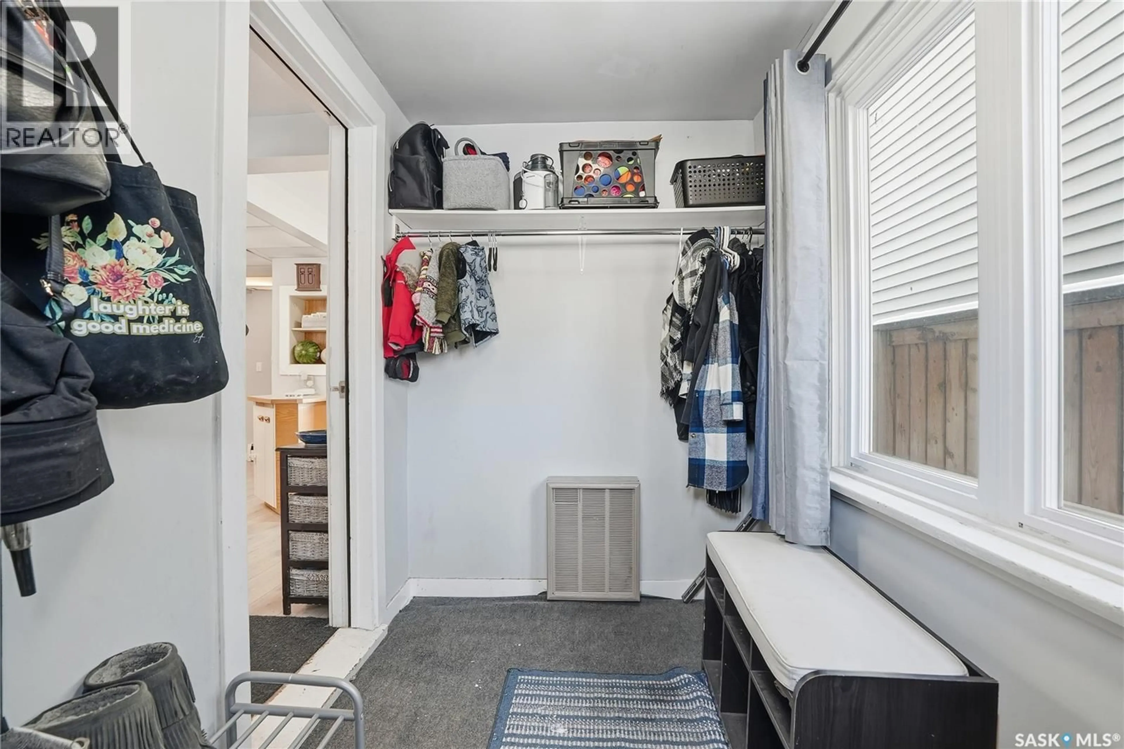 Indoor entryway for 209 28TH STREET, Saskatoon Saskatchewan S7L0K4